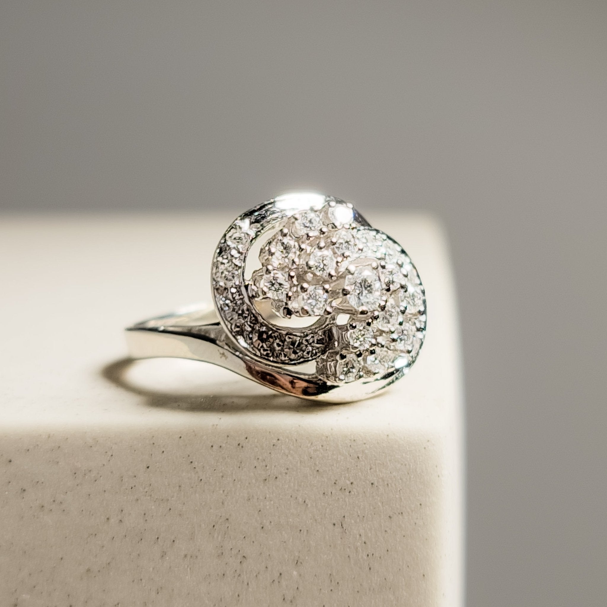 14 Karat Weißgoldring mit Brillanten – Vintage - Glanzstück - Honey Jewelry