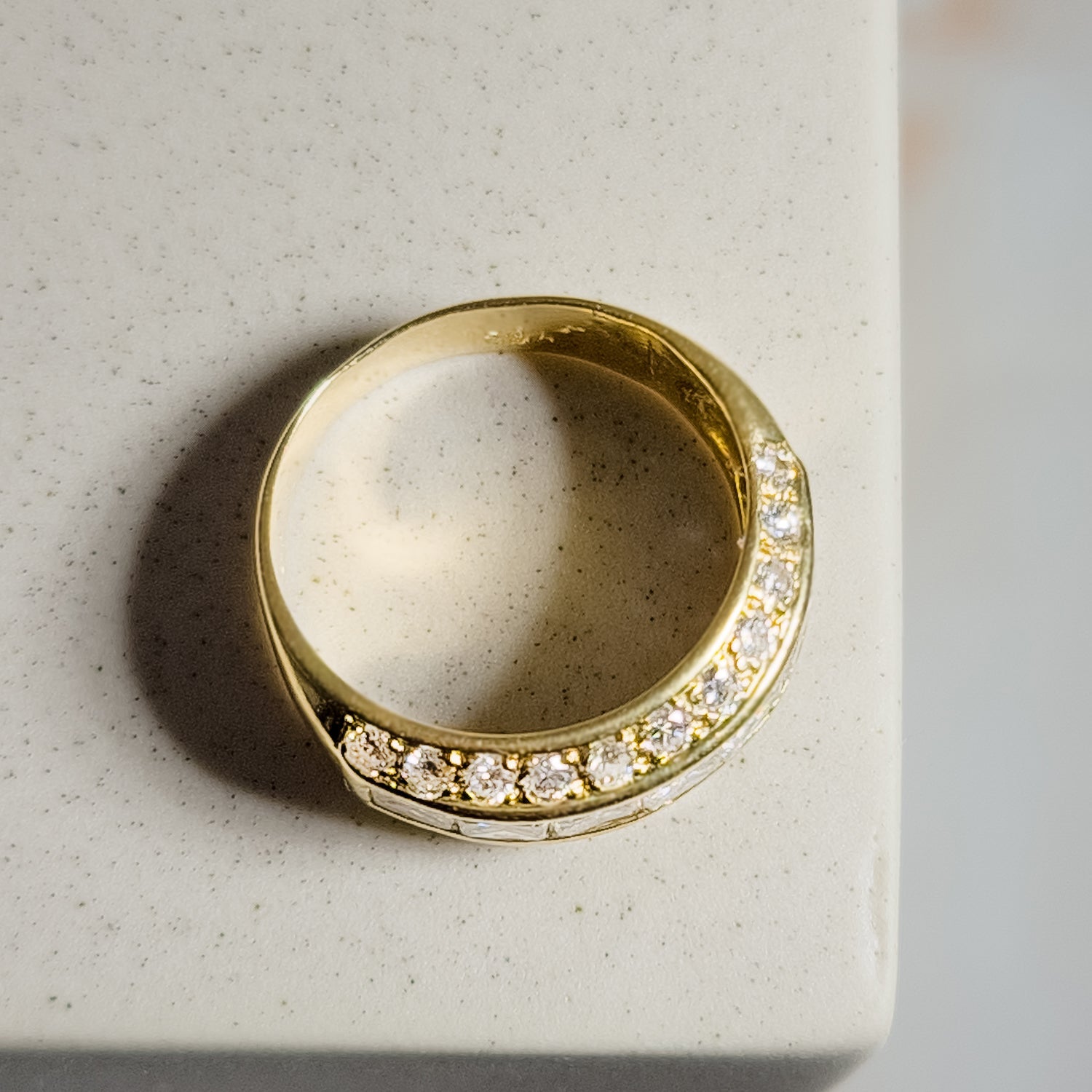 18 Karat Goldring mit Brillanten – Glanzvoller Auftritt - Honey Jewelry