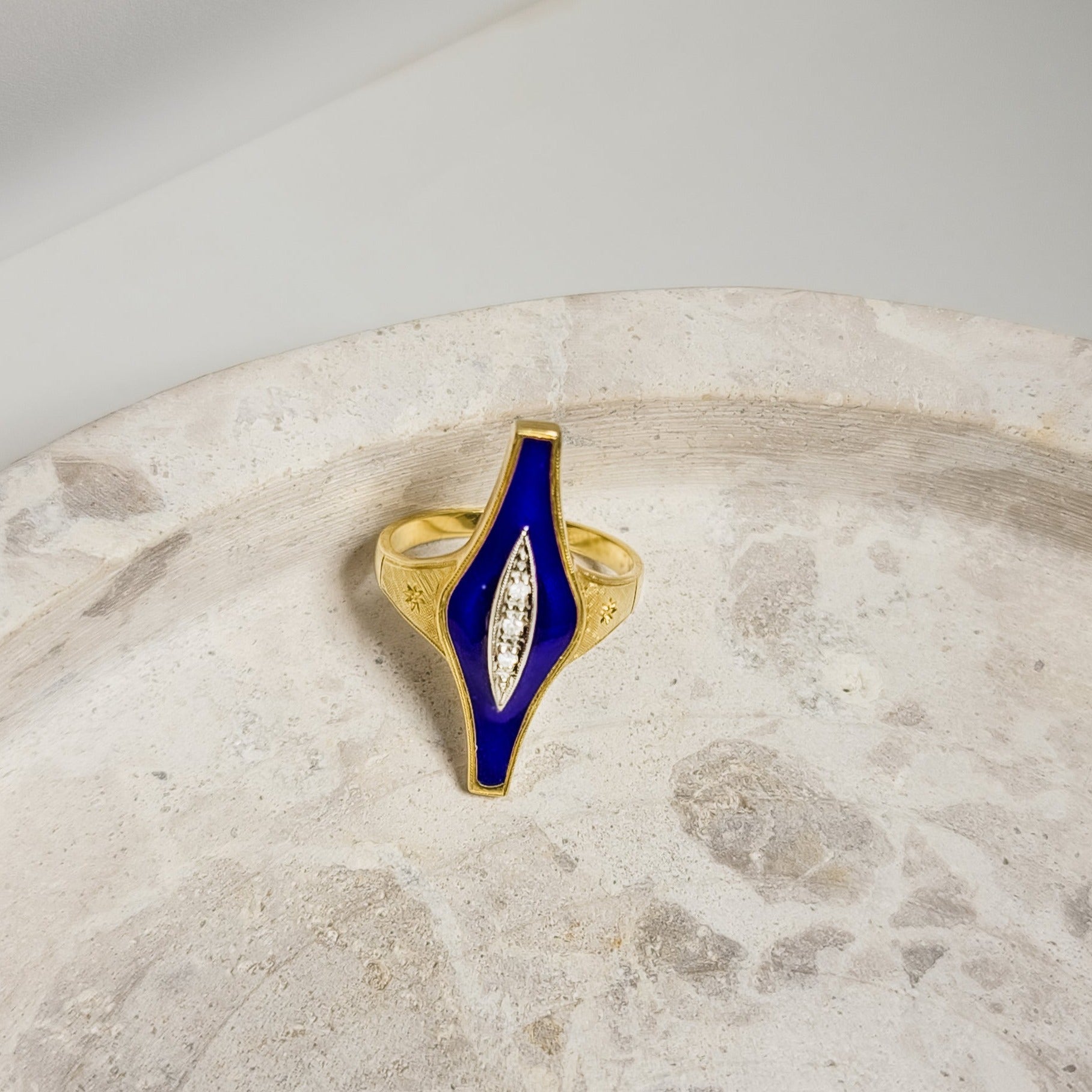 18 Karat Goldring mit Emaille – Kunstvoll und Farbenfroh - Honey Jewelry