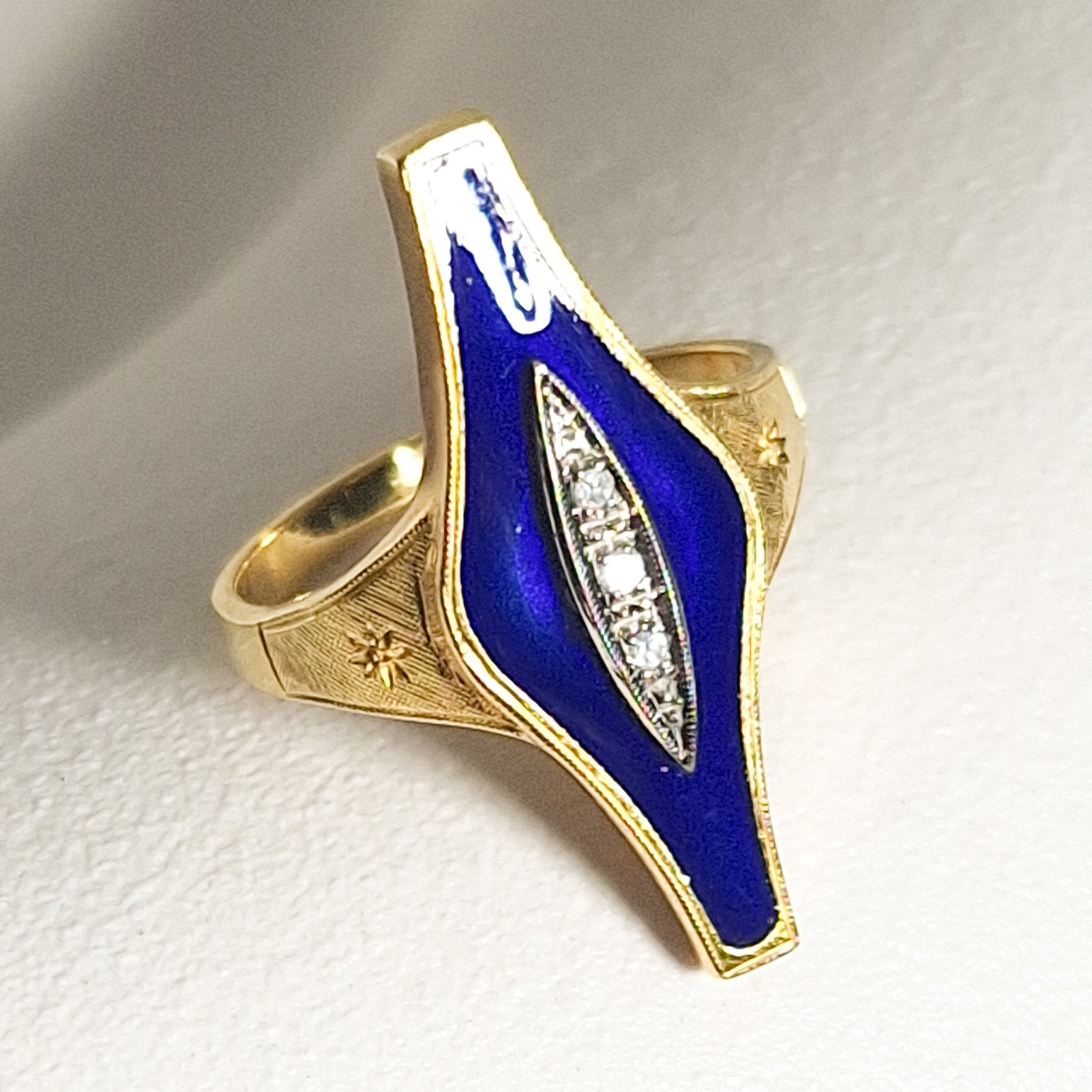 18 Karat Goldring mit Emaille – Kunstvoll und Farbenfroh - Honey Jewelry