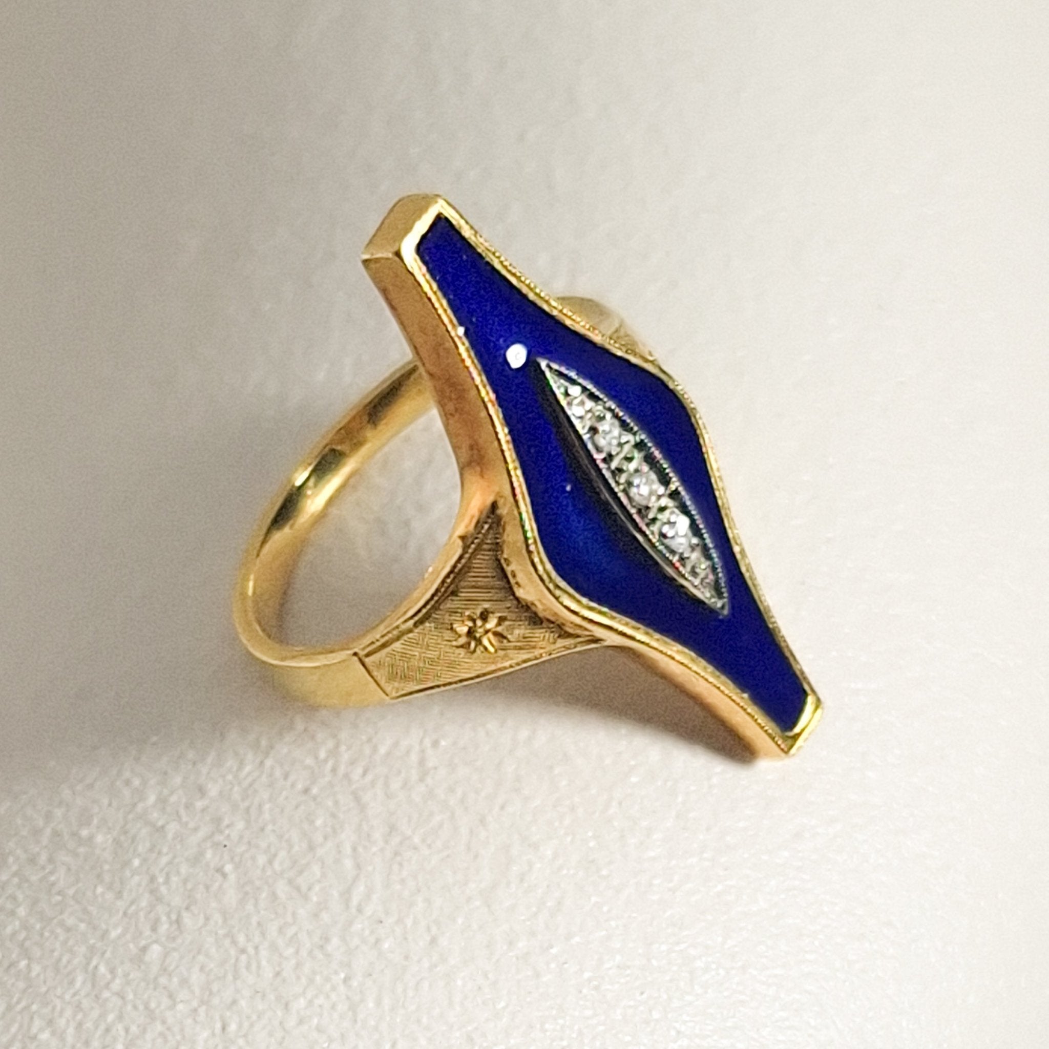 18 Karat Goldring mit Emaille – Kunstvoll und Farbenfroh - Honey Jewelry