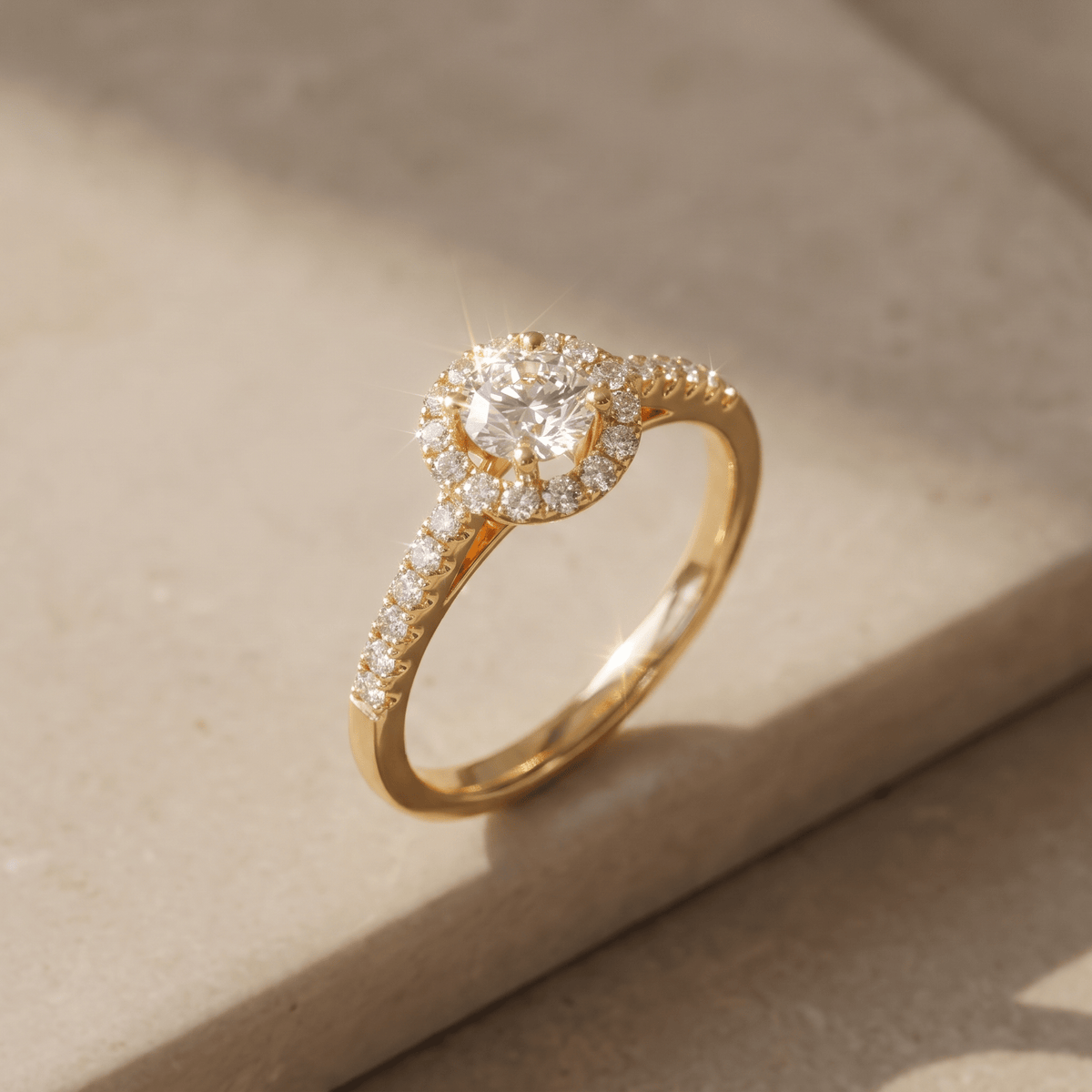 18 Karat Halo-Goldring mit Brillanten – Leuchtendes Meisterwerk - Honey Jewelry