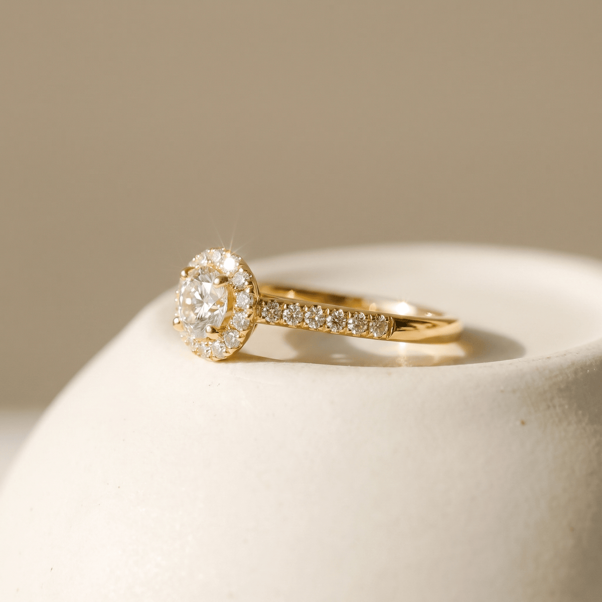 18 Karat Halo-Goldring mit Brillanten – Leuchtendes Meisterwerk - Honey Jewelry
