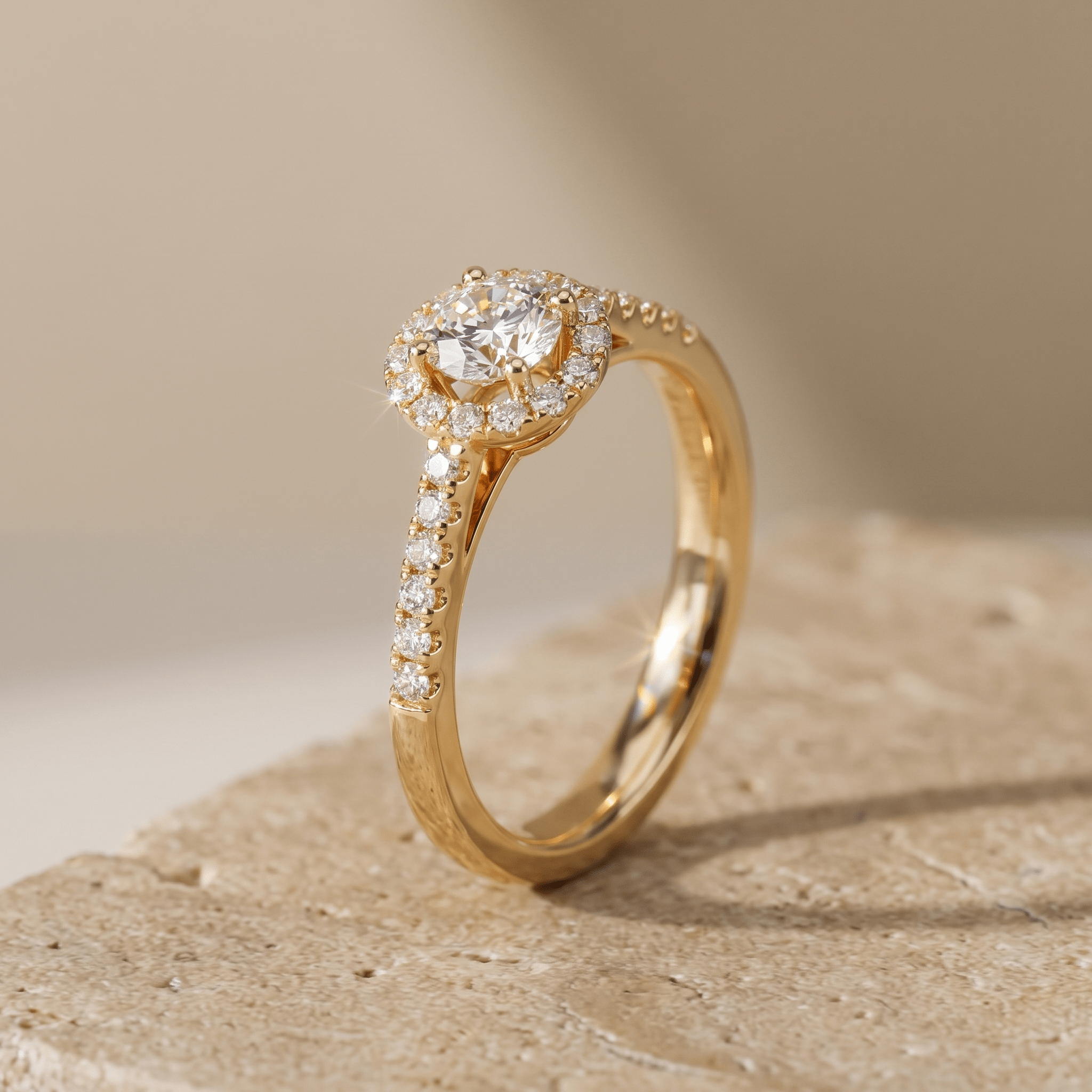 18 Karat Halo-Goldring mit Brillanten – Leuchtendes Meisterwerk - Honey Jewelry