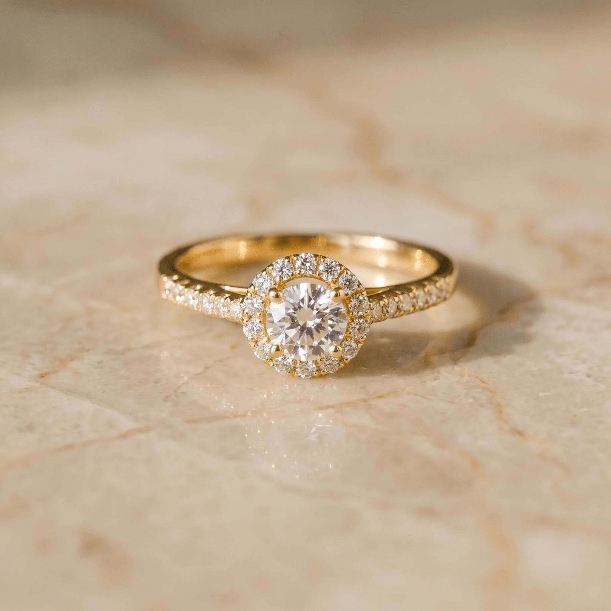 18 Karat Halo-Goldring mit Brillanten – Leuchtendes Meisterwerk - Honey Jewelry