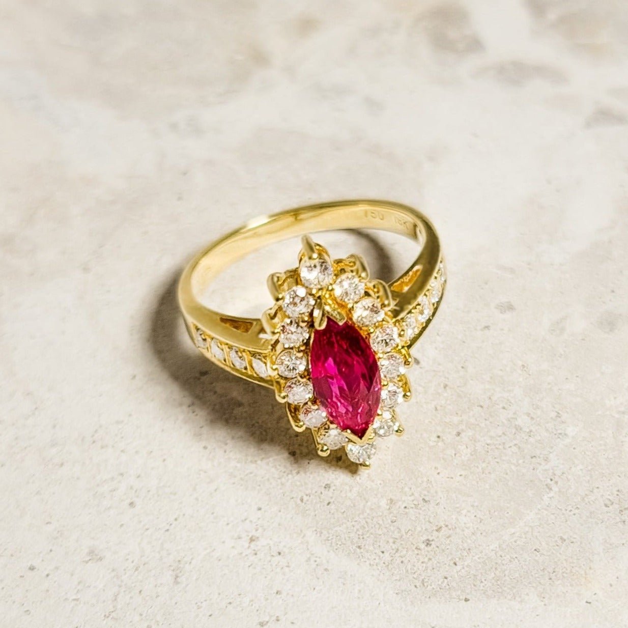 18 Karat Halo - Goldring mit Rubin und Brillanten – Feurige Schönheit - Honey Jewelry