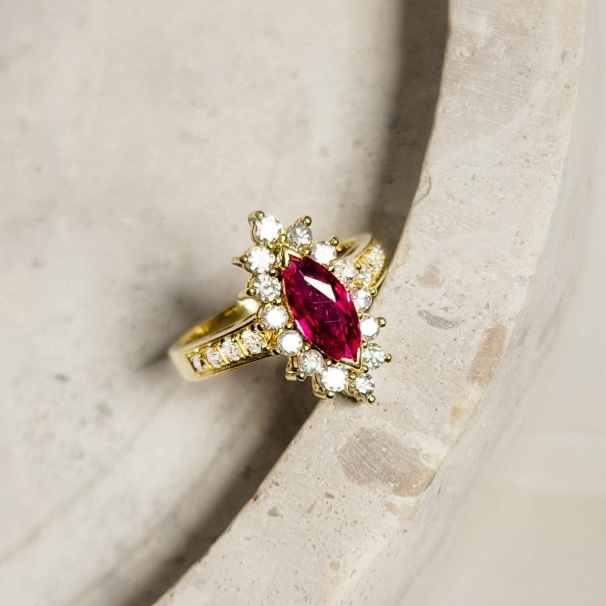 18 Karat Halo - Goldring mit Rubin und Brillanten – Feurige Schönheit - Honey Jewelry