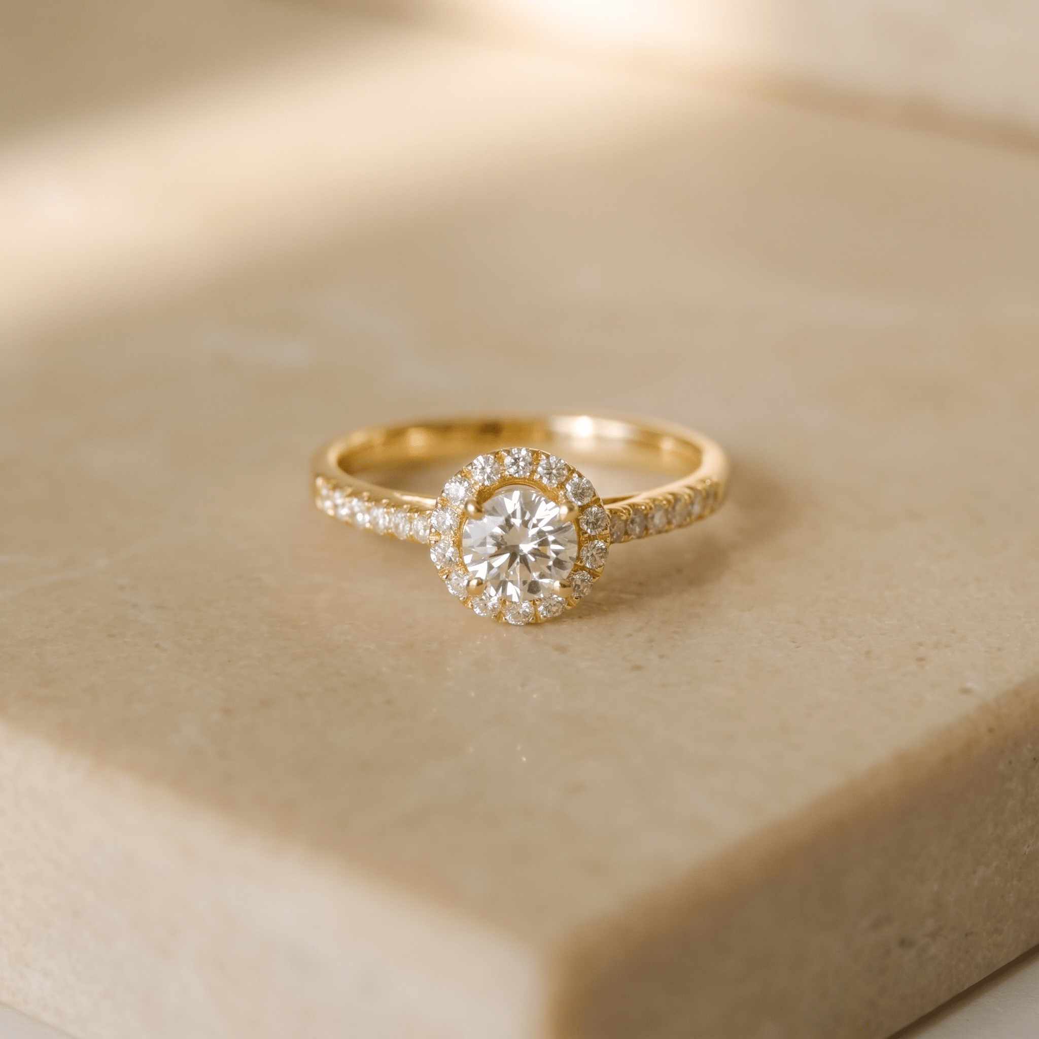 18 Karat Halo-Goldring mit Brillanten – Leuchtendes Meisterwerk - Honey Jewelry