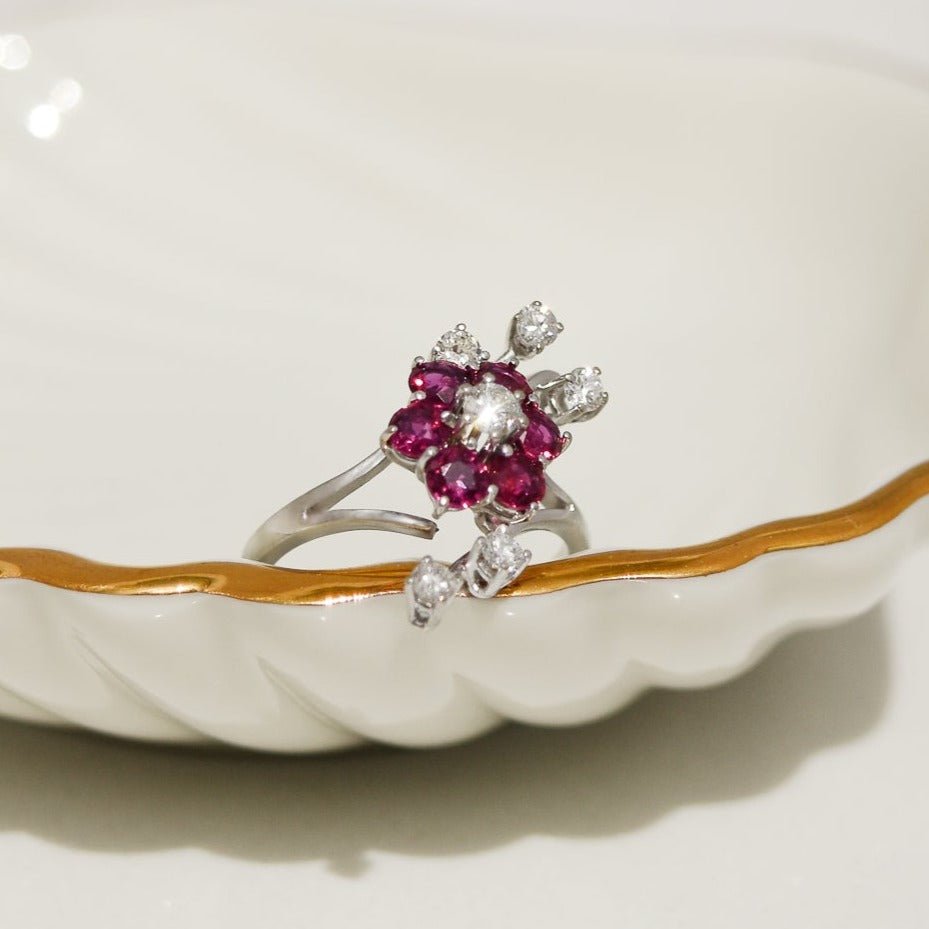 18 Karat Weißgoldring mit Diamanten und Rubinen – Florale Schönheit - Honey Jewelry