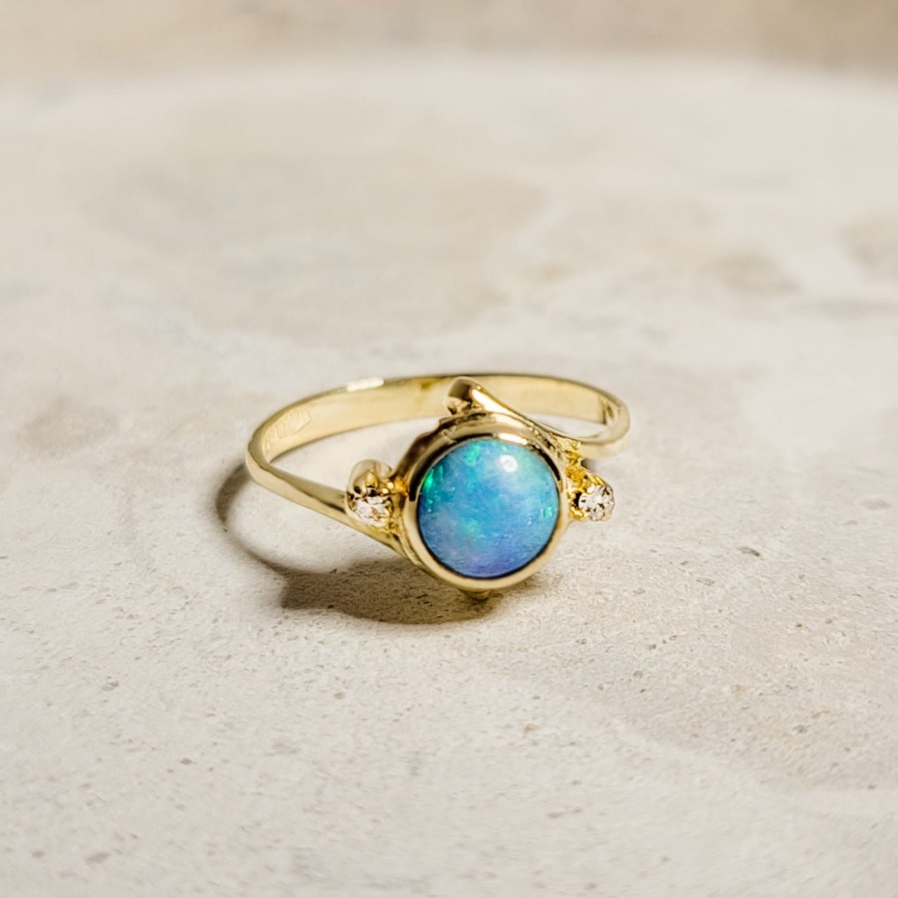 18Karat Goldring mit Opal – Magisches Leuchten - Honey Jewelry