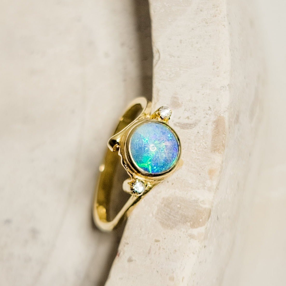18Karat Goldring mit Opal – Magisches Leuchten - Honey Jewelry