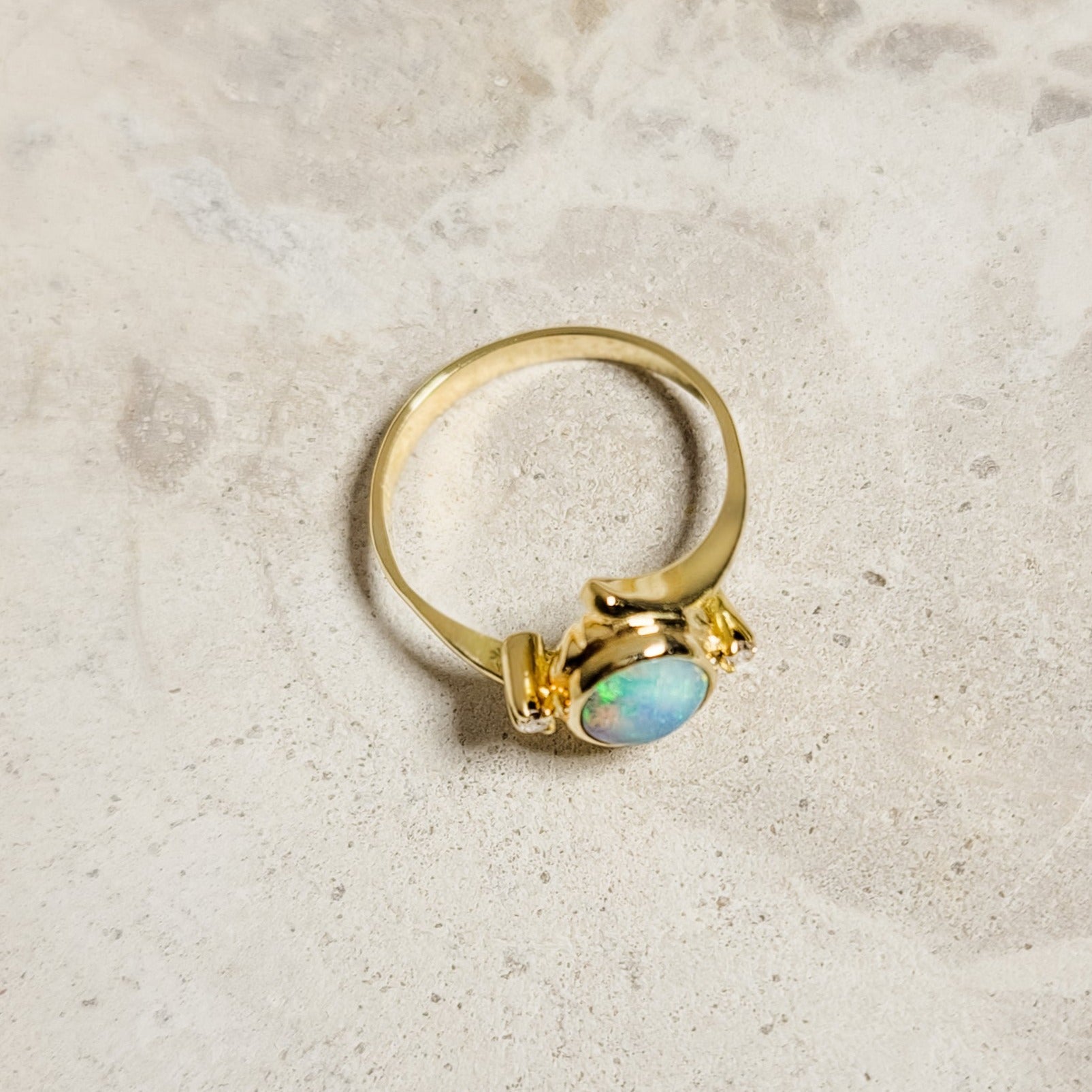 18Karat Goldring mit Opal – Magisches Leuchten - Honey Jewelry