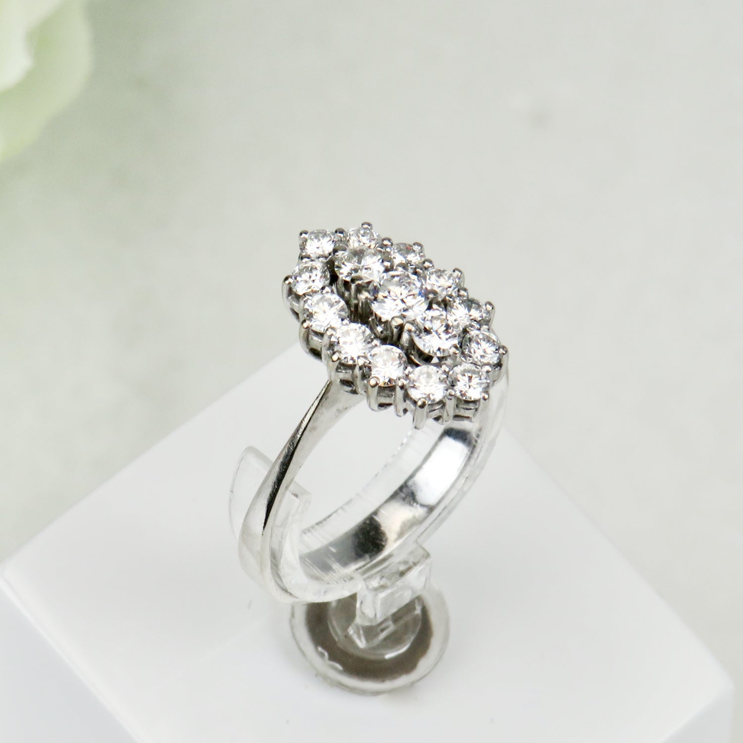 14 Karat Weißgoldring - cool elegance