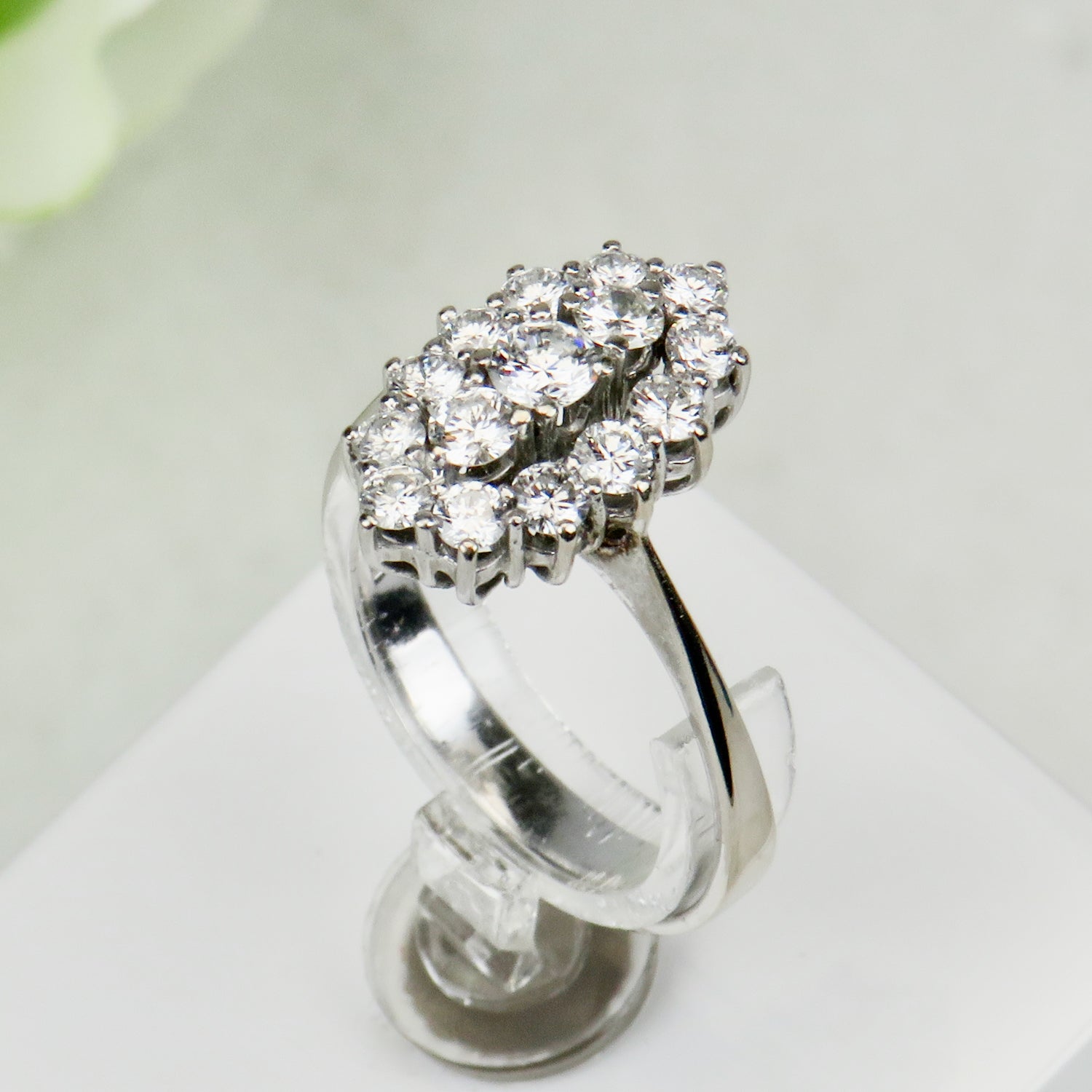 14 Karat Weißgoldring - cool elegance