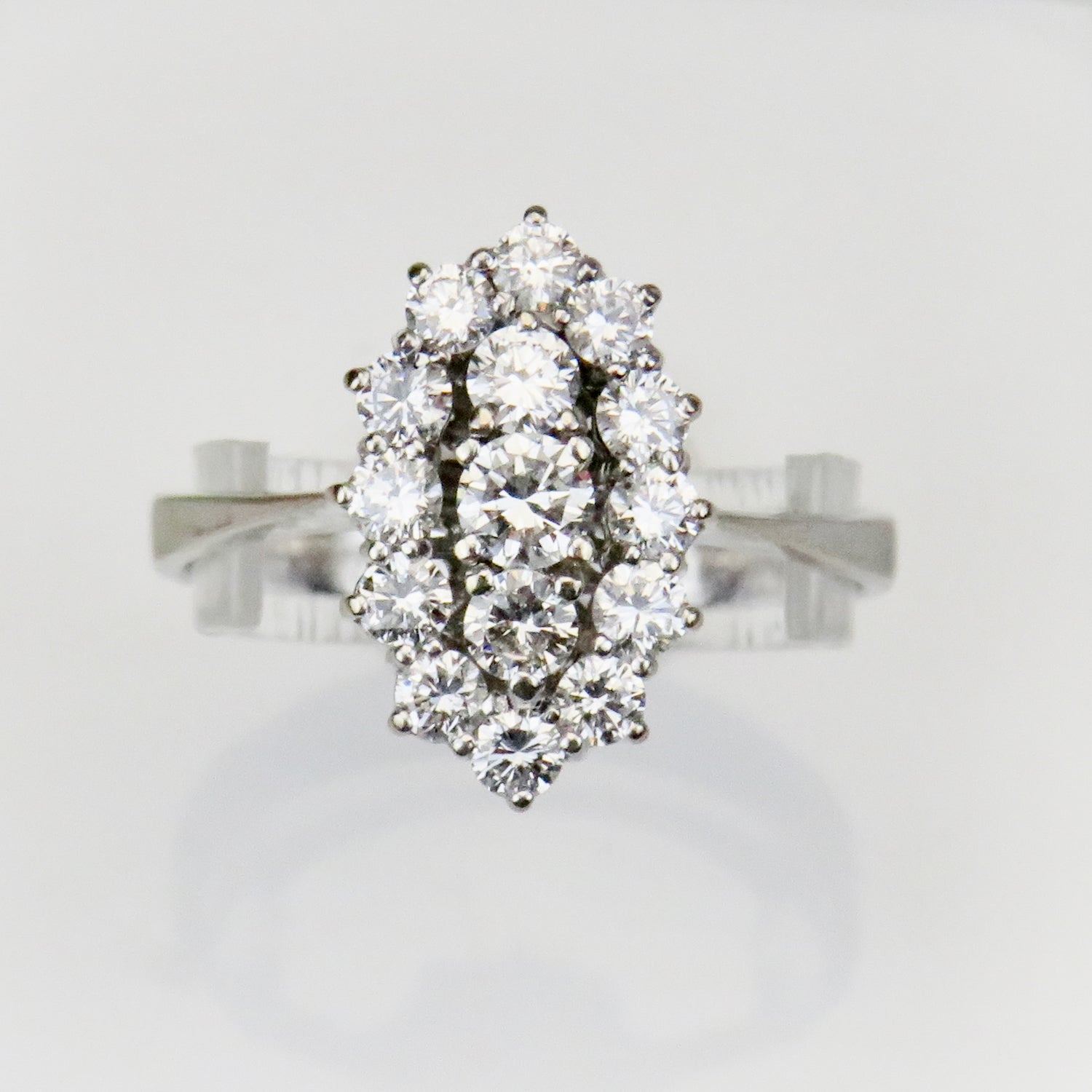 14 Karat Weißgoldring - cool elegance