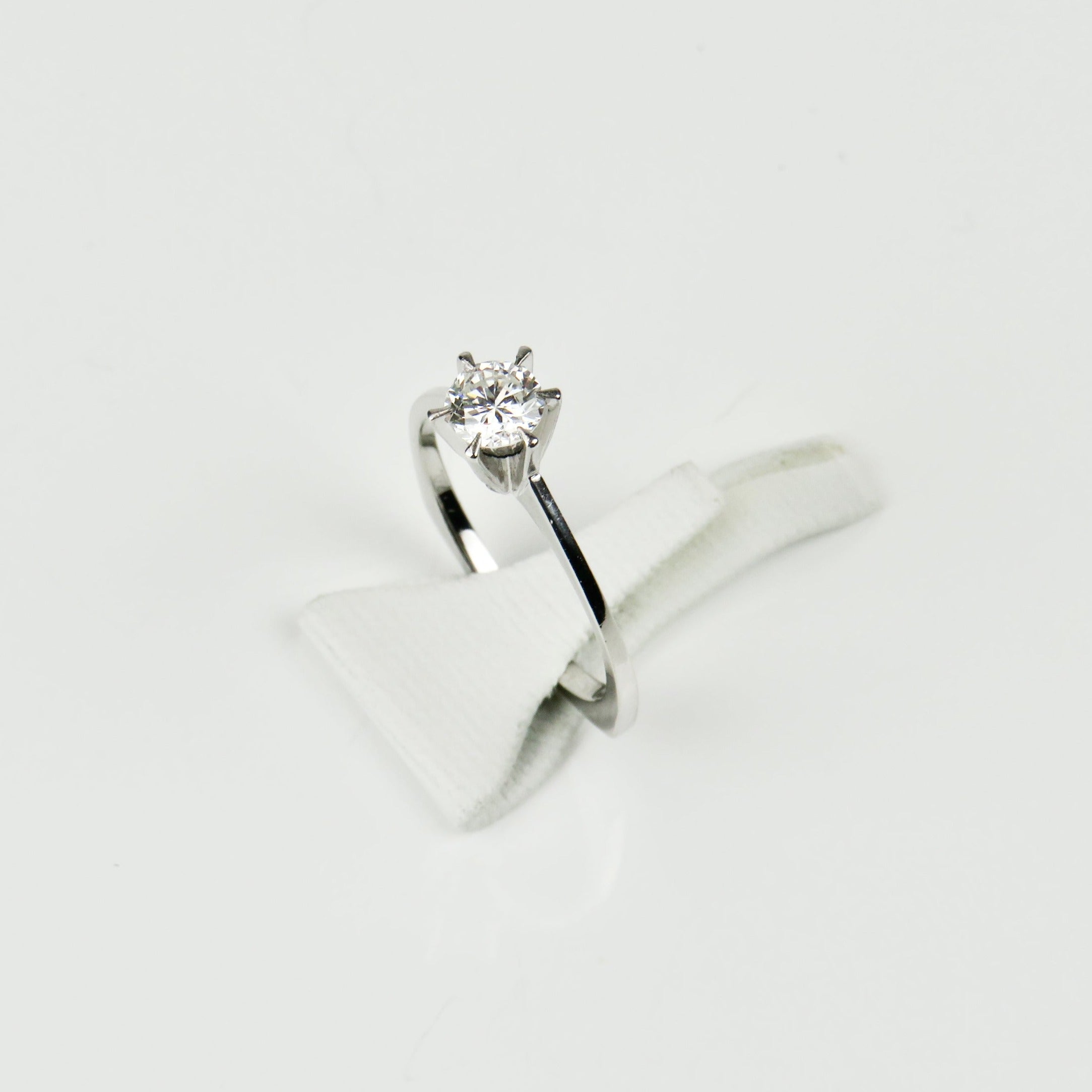 750 gold solitaire ring with brilliant - unsurpassed clarity