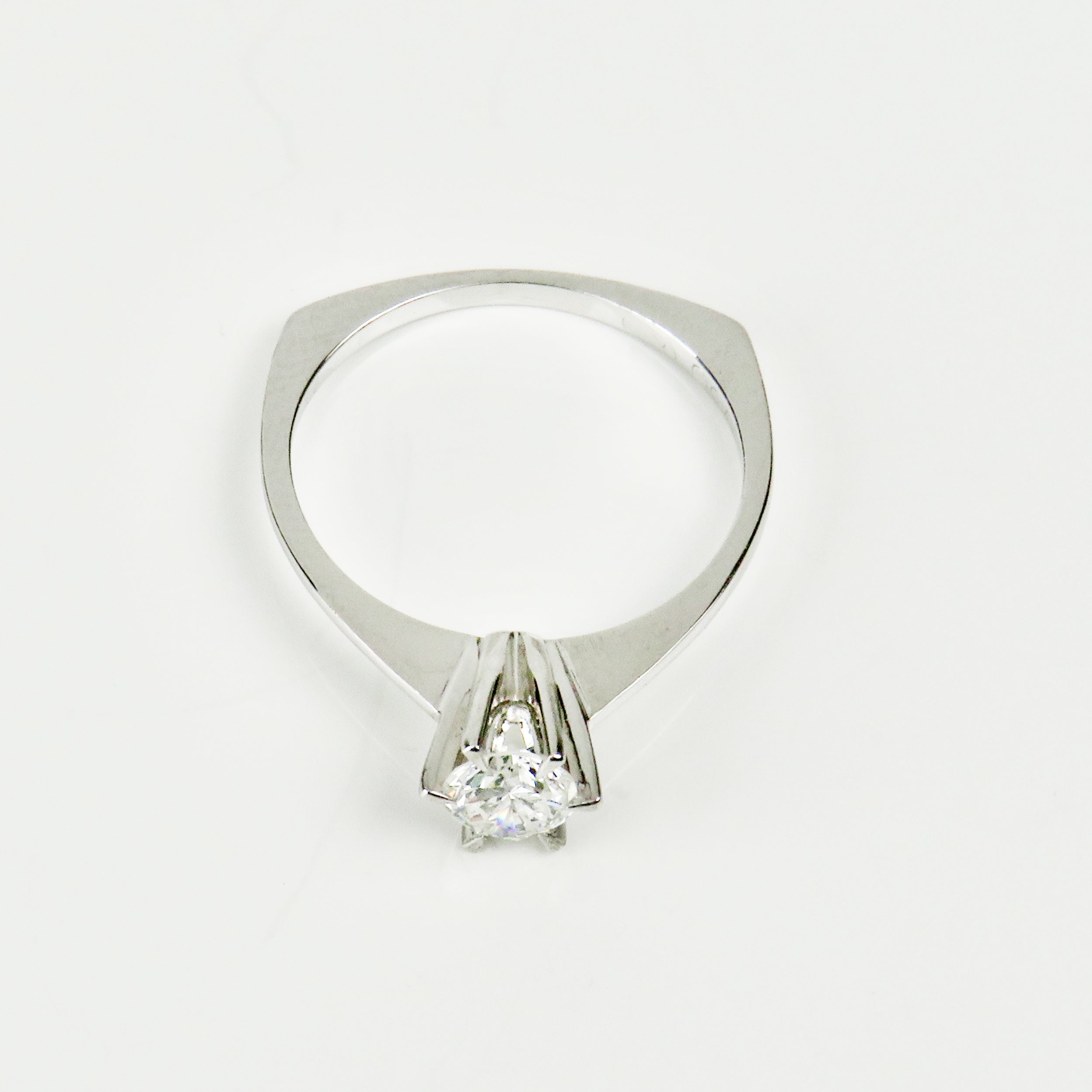 750 gold solitaire ring with brilliant - unsurpassed clarity