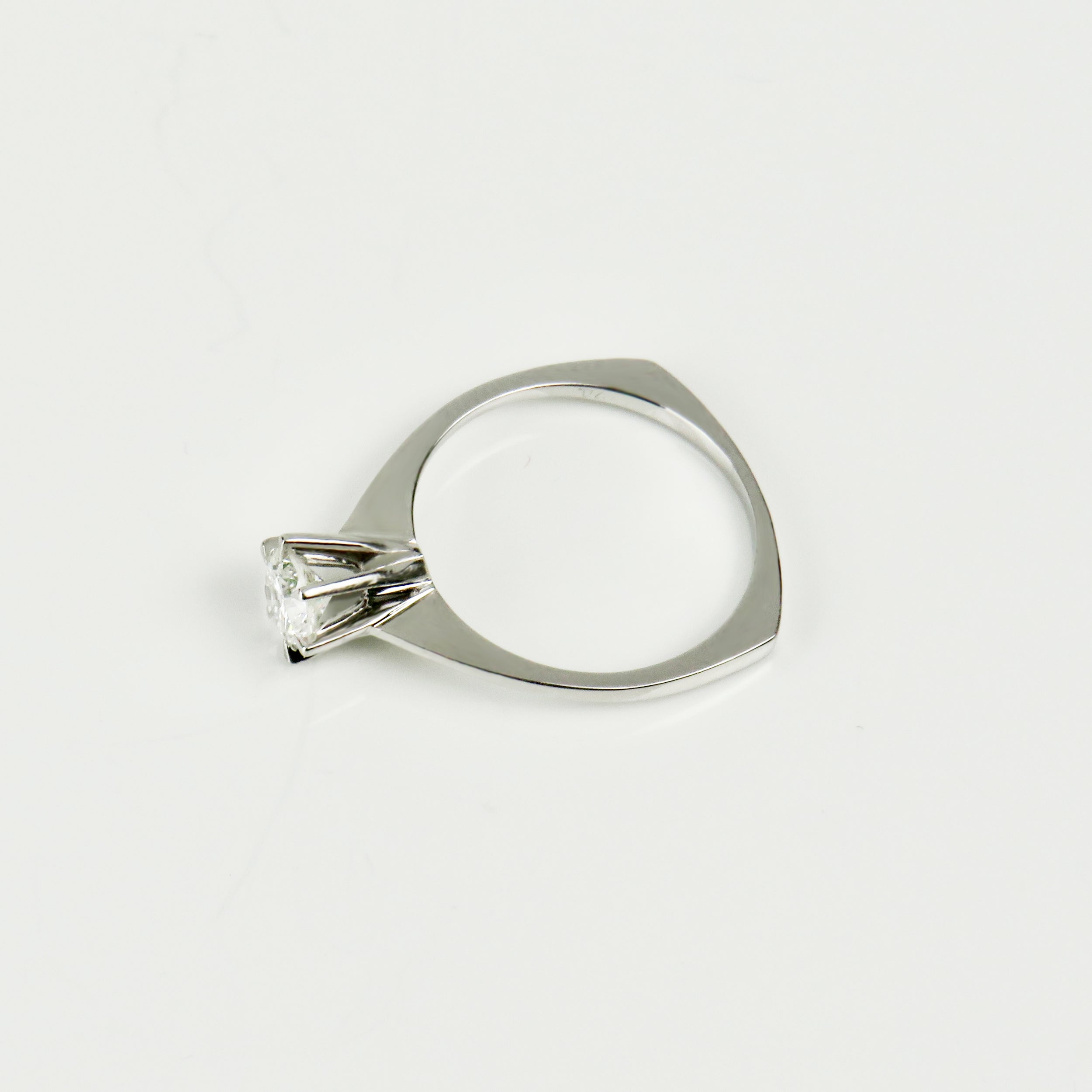 750 gold solitaire ring with brilliant - unsurpassed clarity