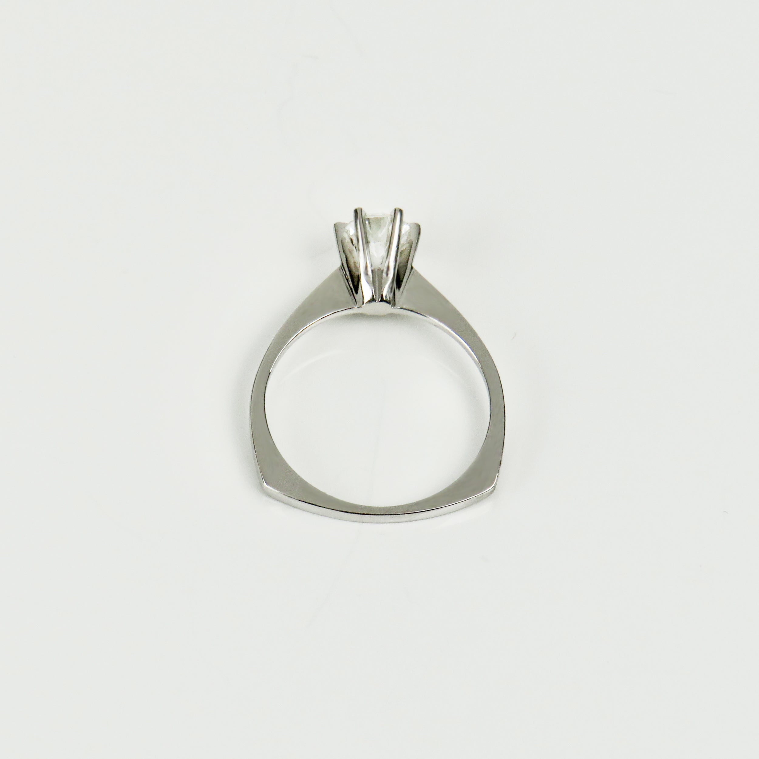 750 gold solitaire ring with brilliant - unsurpassed clarity