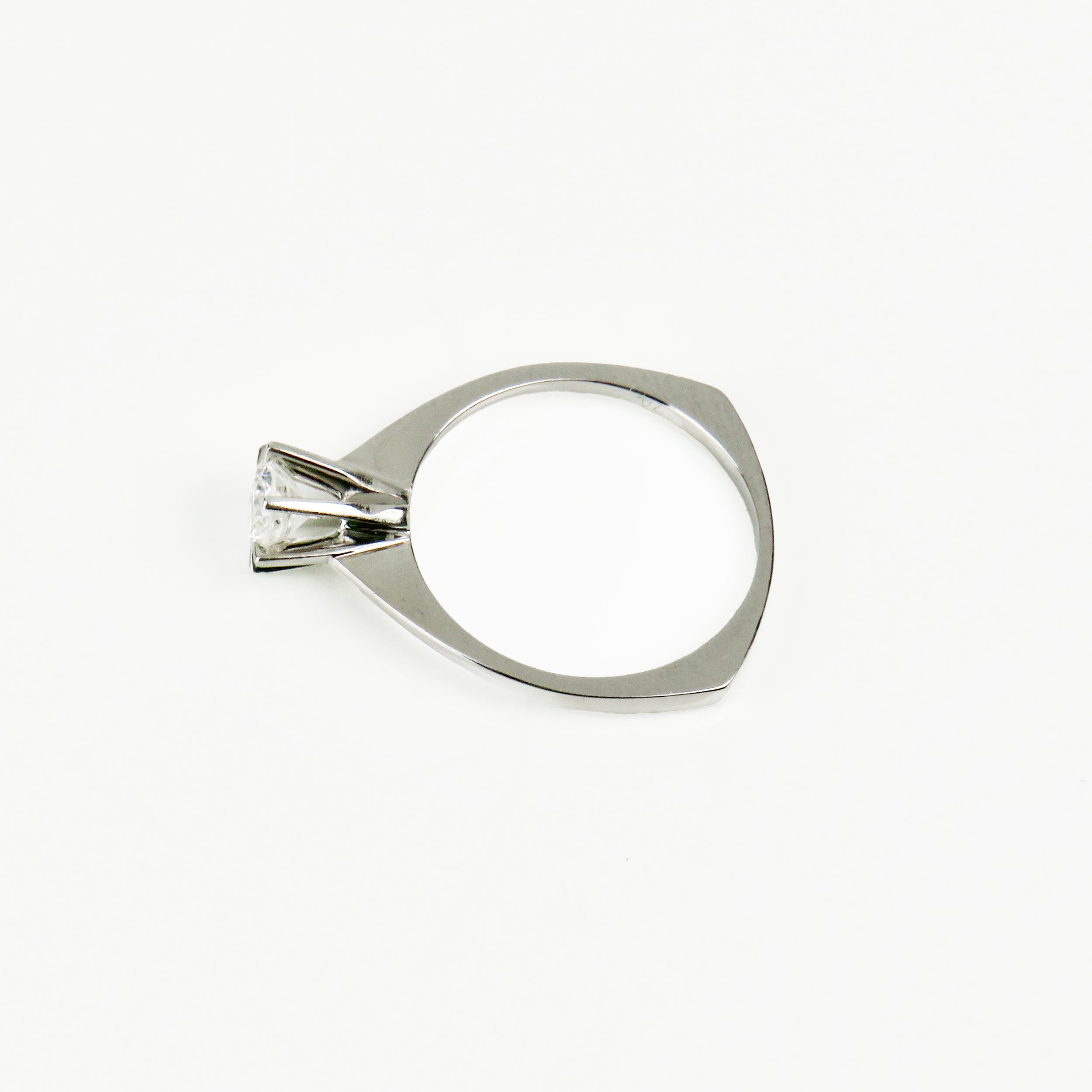 750 gold solitaire ring with brilliant - unsurpassed clarity