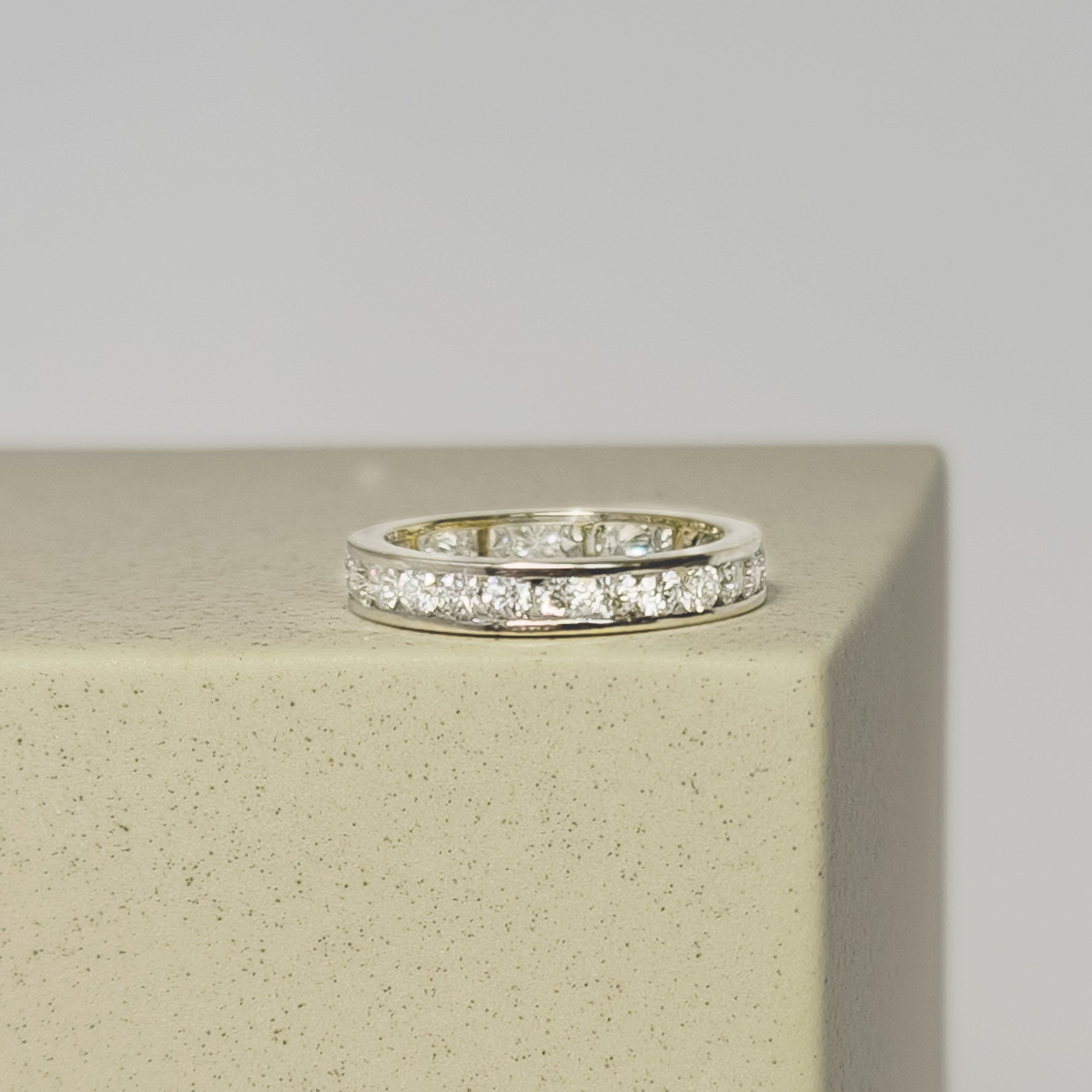 Edler 18 Karat Vollmemory-Ring