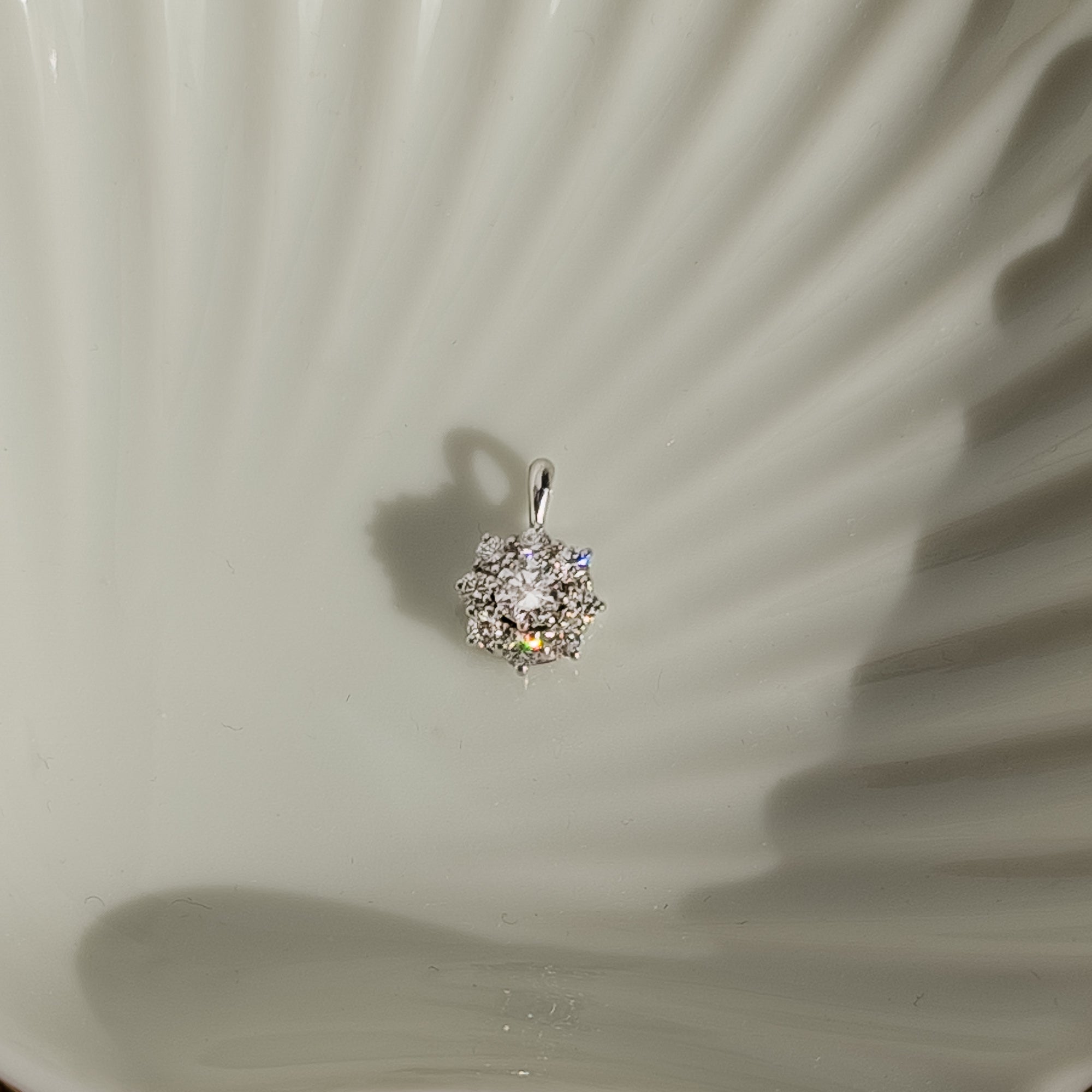 Funkelnder Weißgoldanhänger mit Brillanten