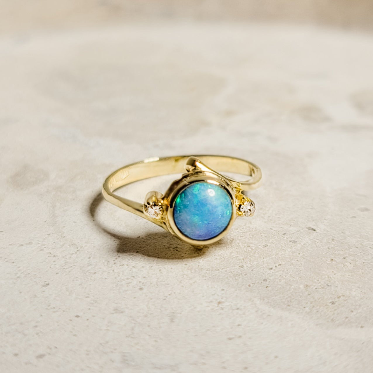 18Karat Goldring mit Opal – Magisches Leuchten