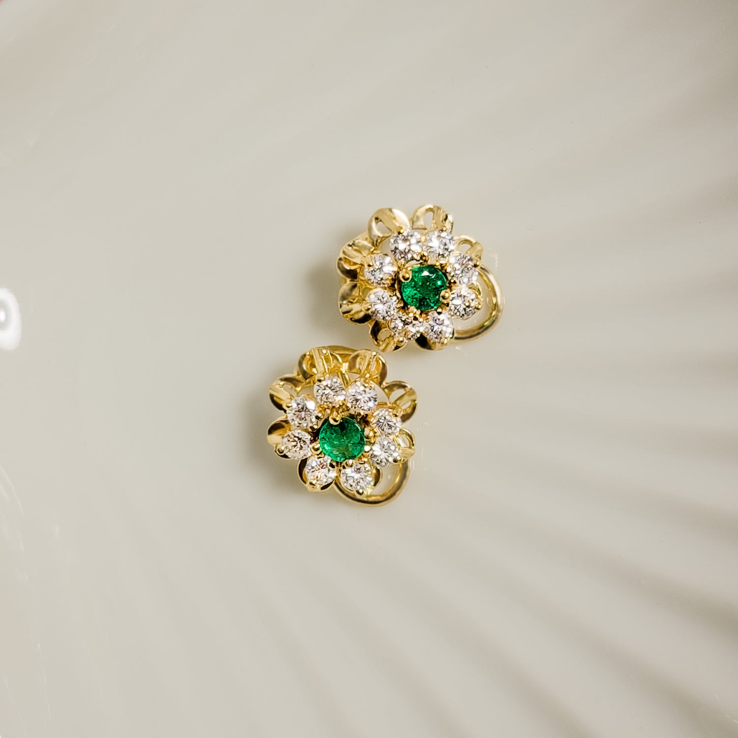 Gold earrings with emeralds - jewel green on the ear