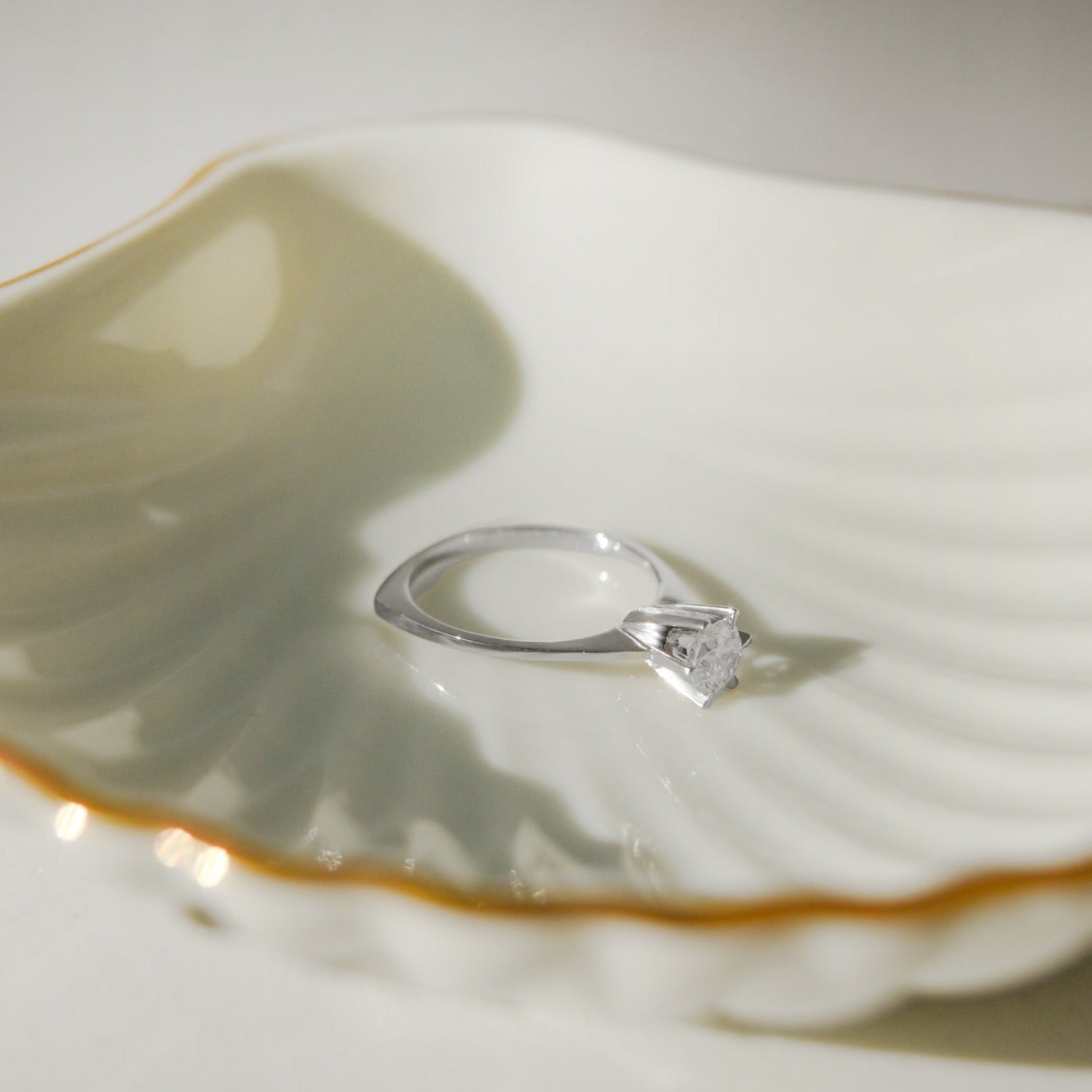 750 gold solitaire ring with brilliant - unsurpassed clarity