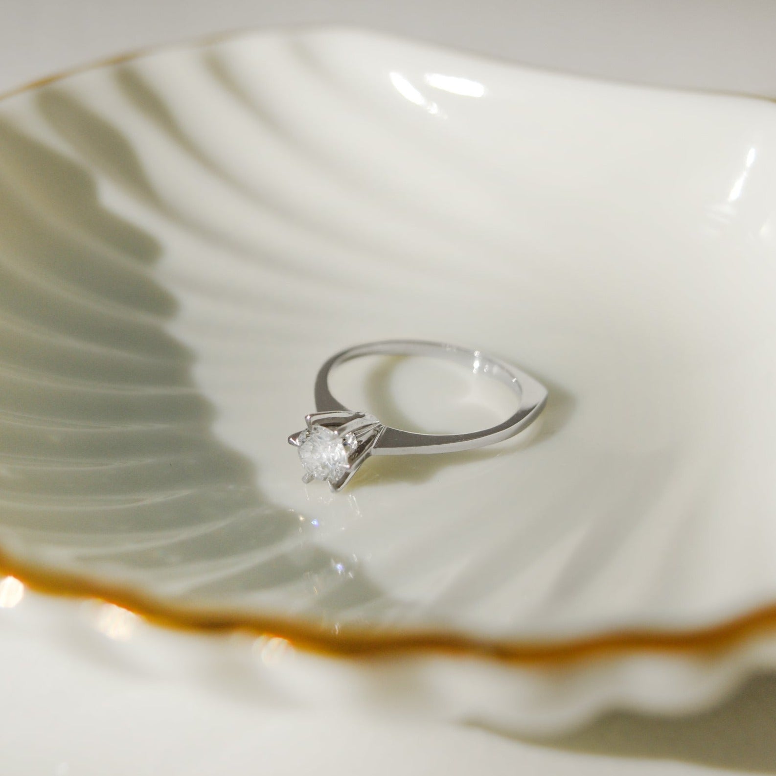 750 gold solitaire ring with brilliant - unsurpassed clarity