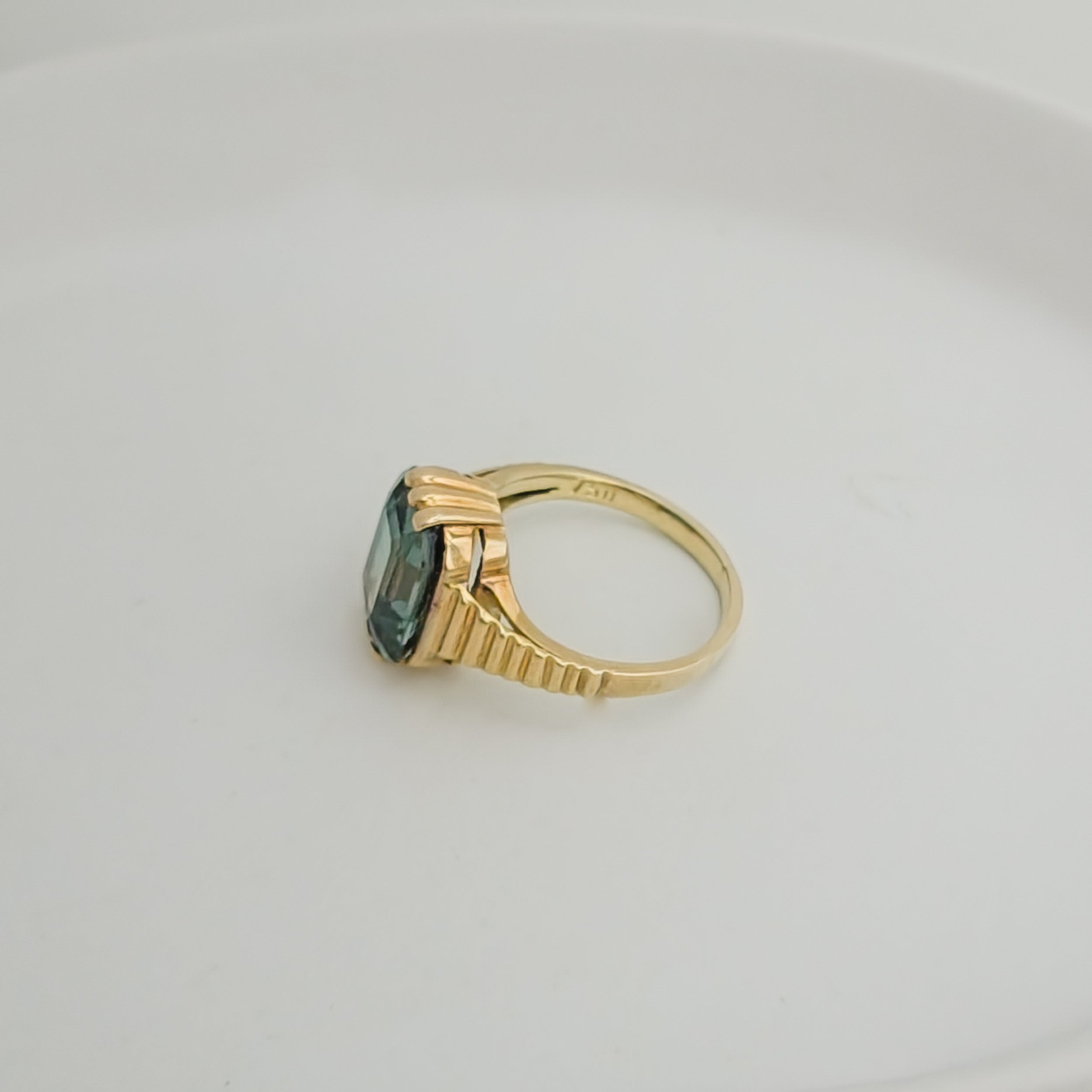 Vintage Goldring mit mystischen Turmalin