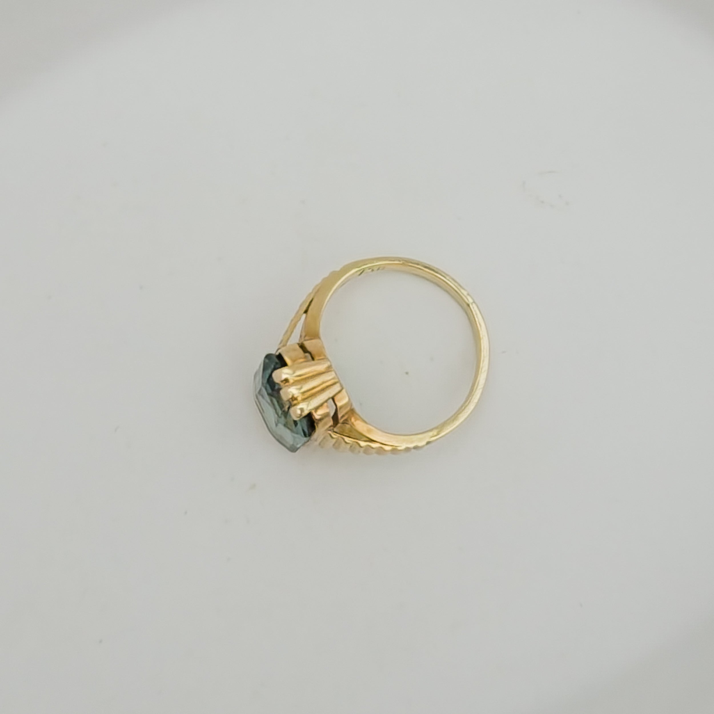 Vintage Goldring mit mystischen Turmalin
