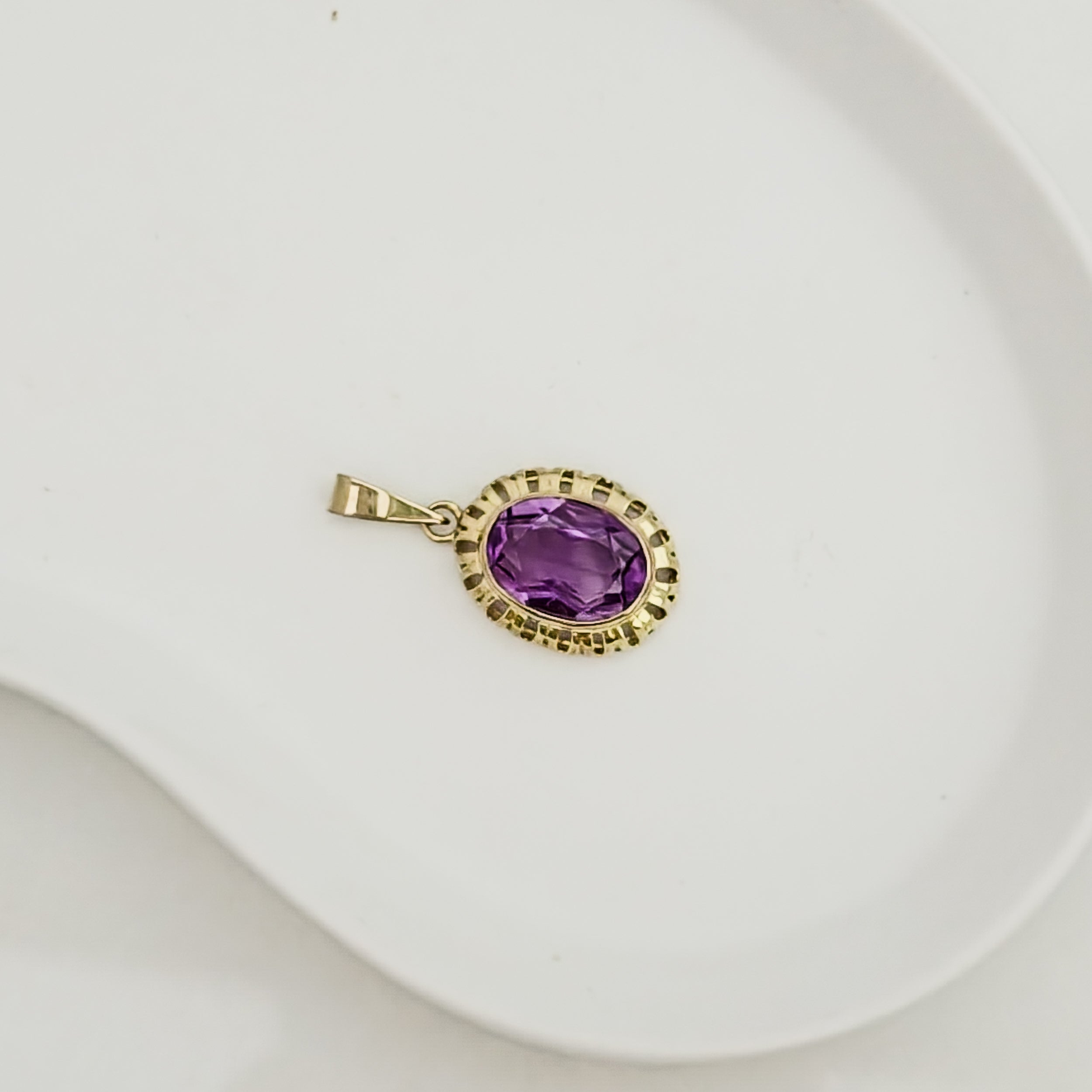 Antik-Anhänger aus 8K Gelbgold mit Amethyst