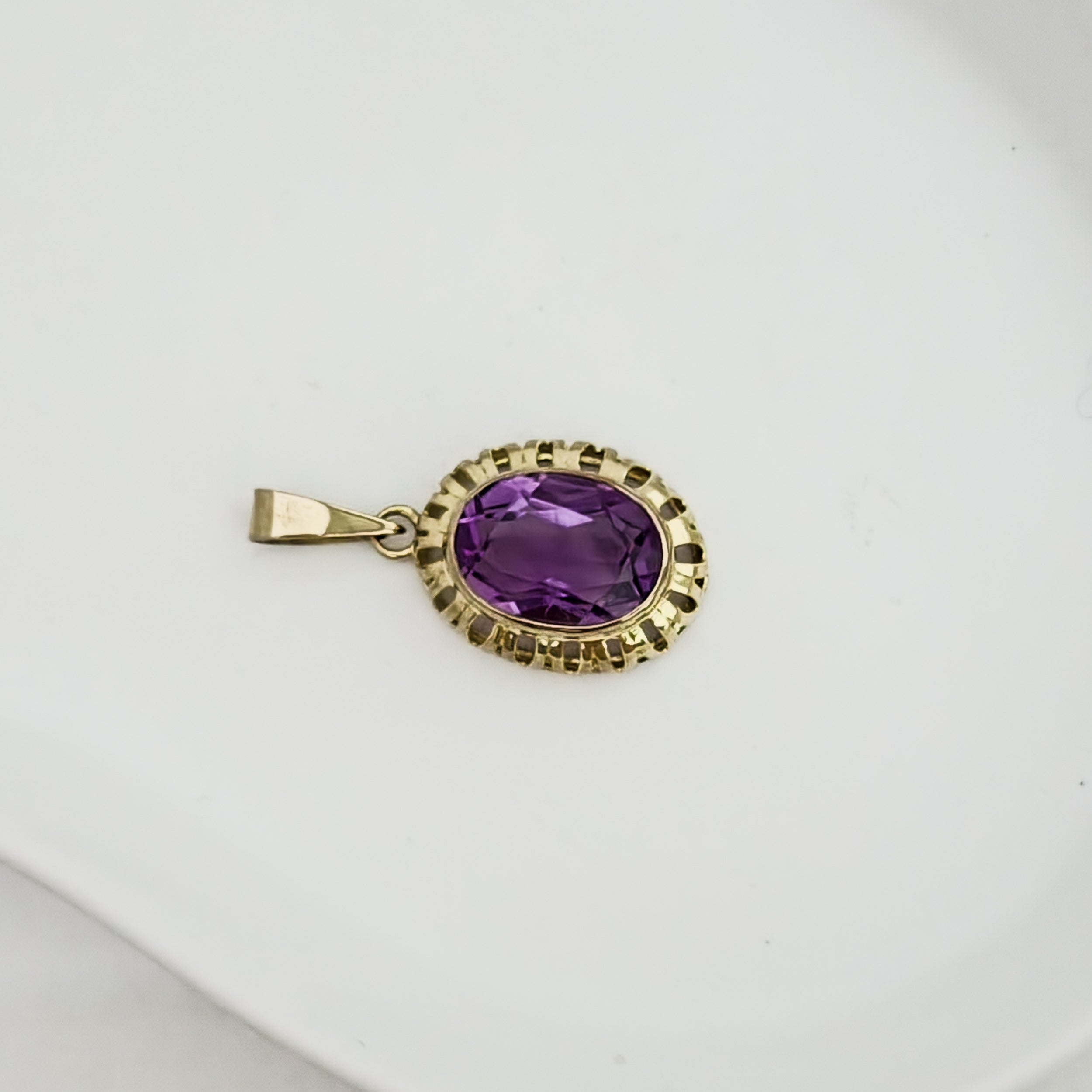 Antik-Anhänger aus 8K Gelbgold mit Amethyst