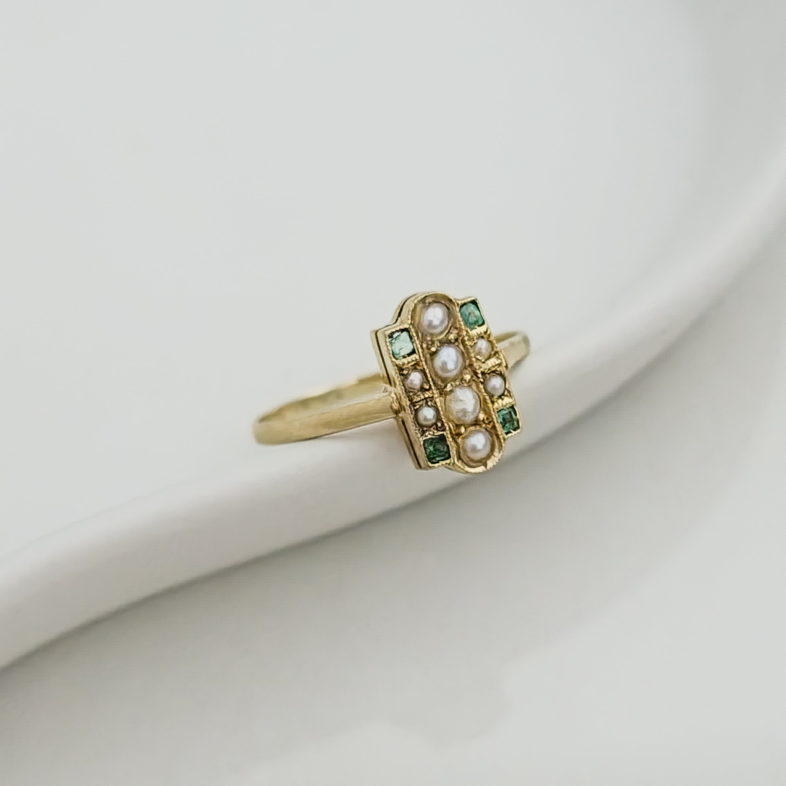 Antiker, zierlicher Ring aus 14K Gelbgold mit Smaragden