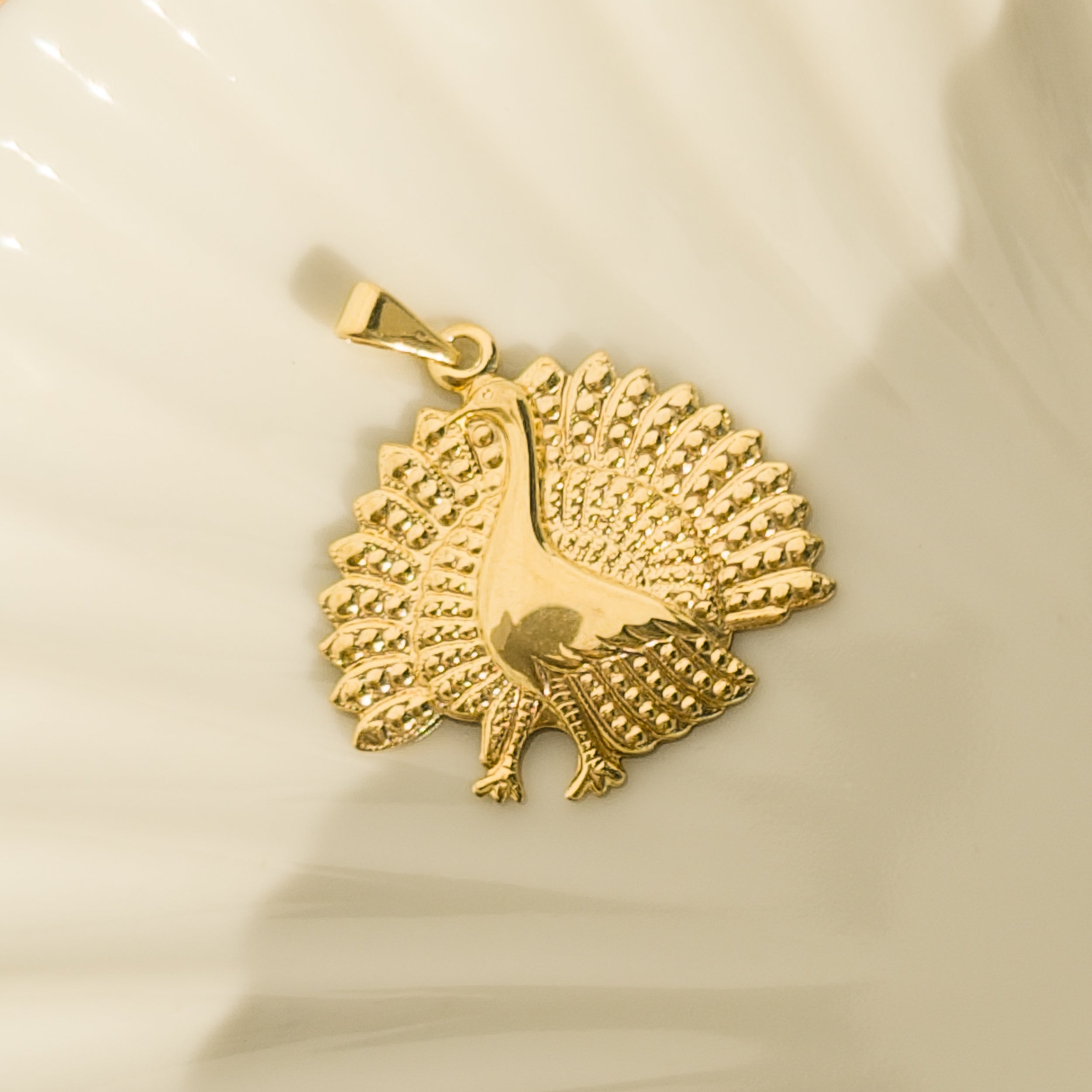 Vintage-Pfauenanhänger aus 8 Karat Gold