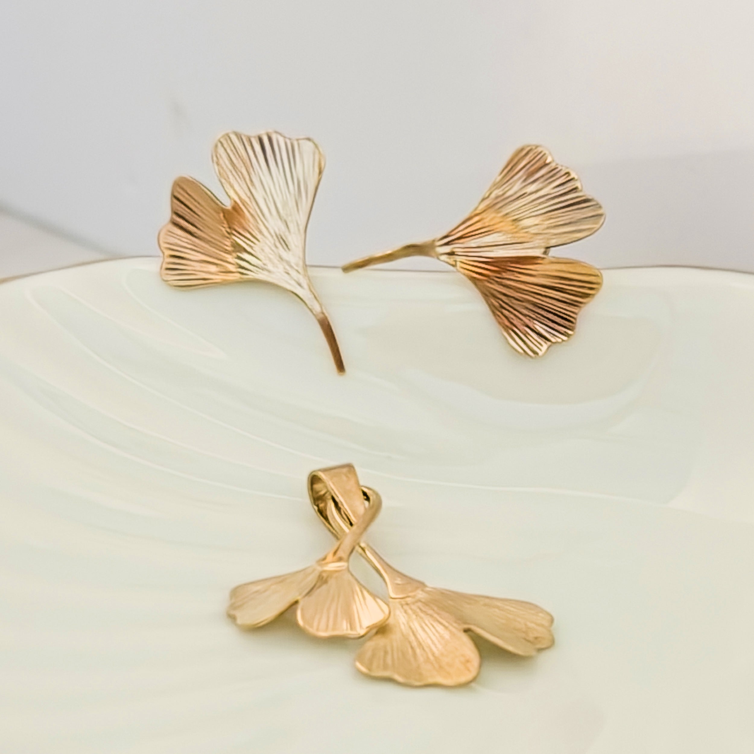 Vintage Gingko-Ohrstecker-& Anhänger aus 8 Karat Gold