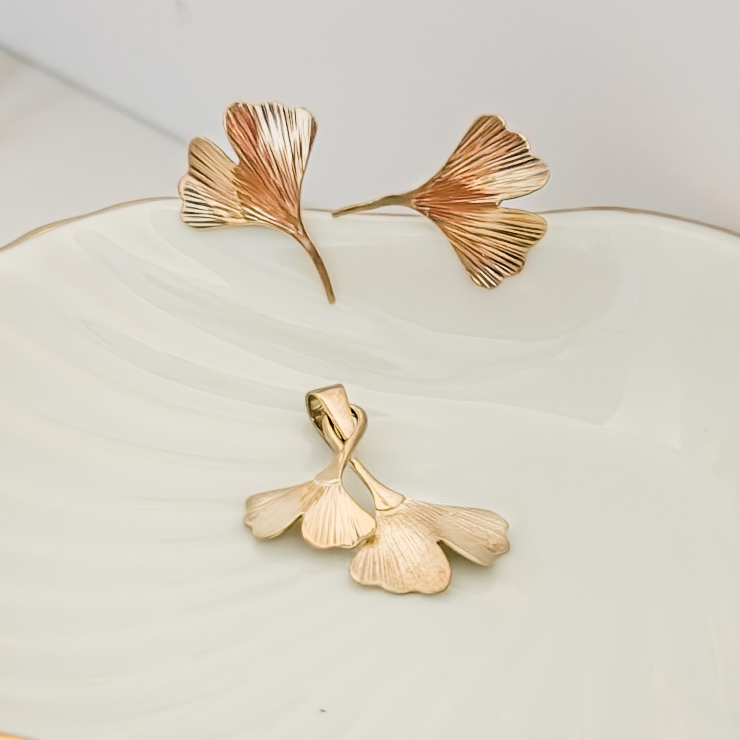 Vintage Gingko-Ohrstecker-& Anhänger aus 8 Karat Gold