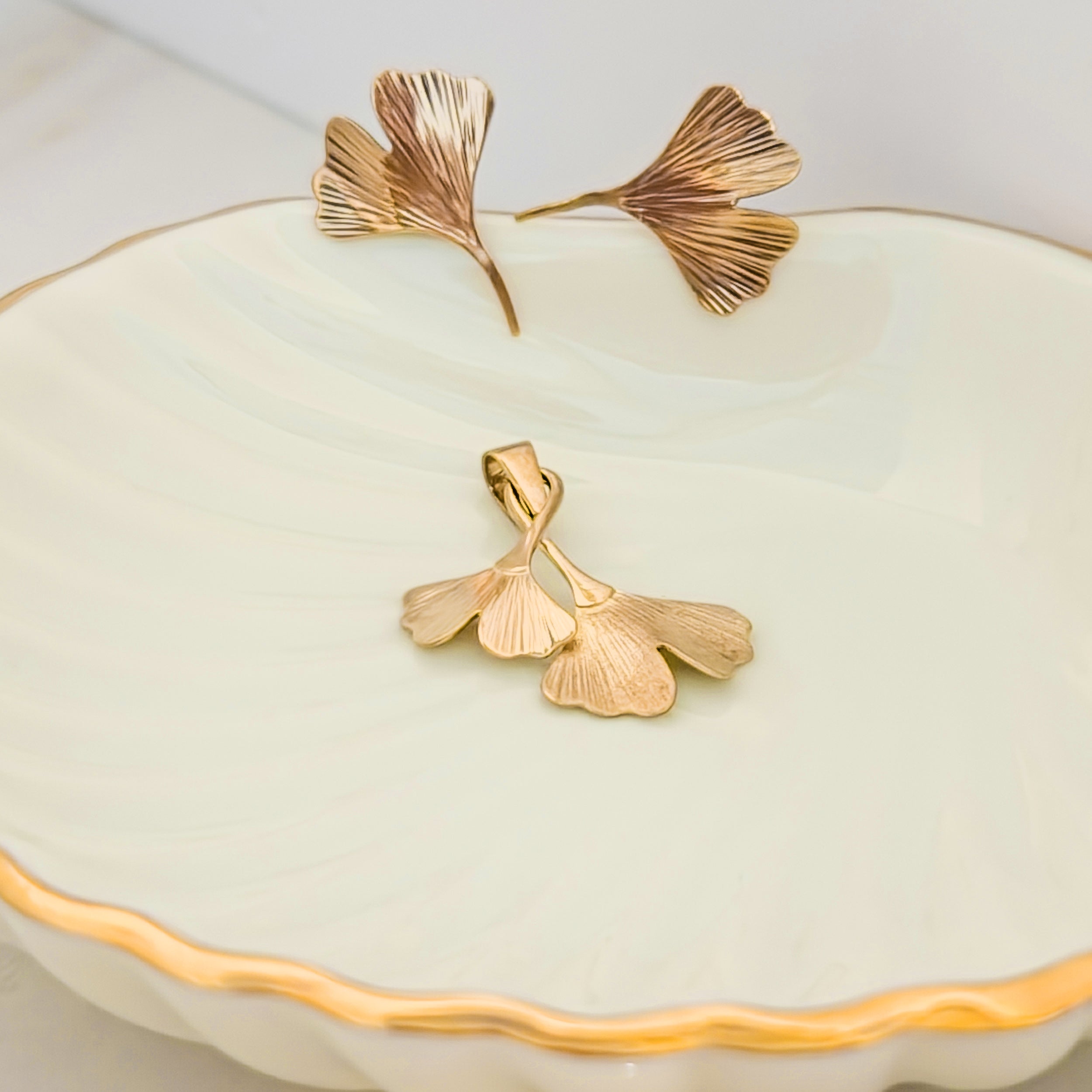 Vintage Gingko-Ohrstecker-& Anhänger aus 8 Karat Gold