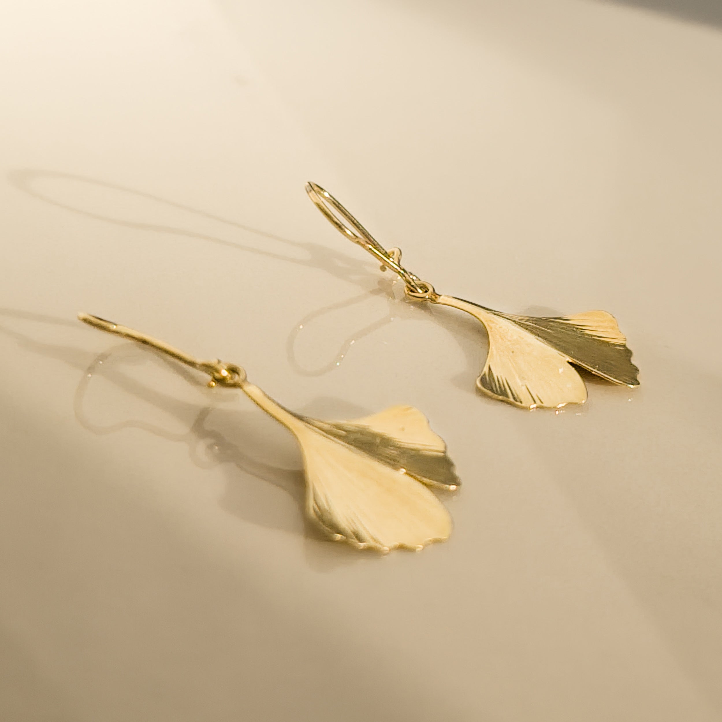 Vintage Gingko-Ohrhänger aus 14 Karat Gold
