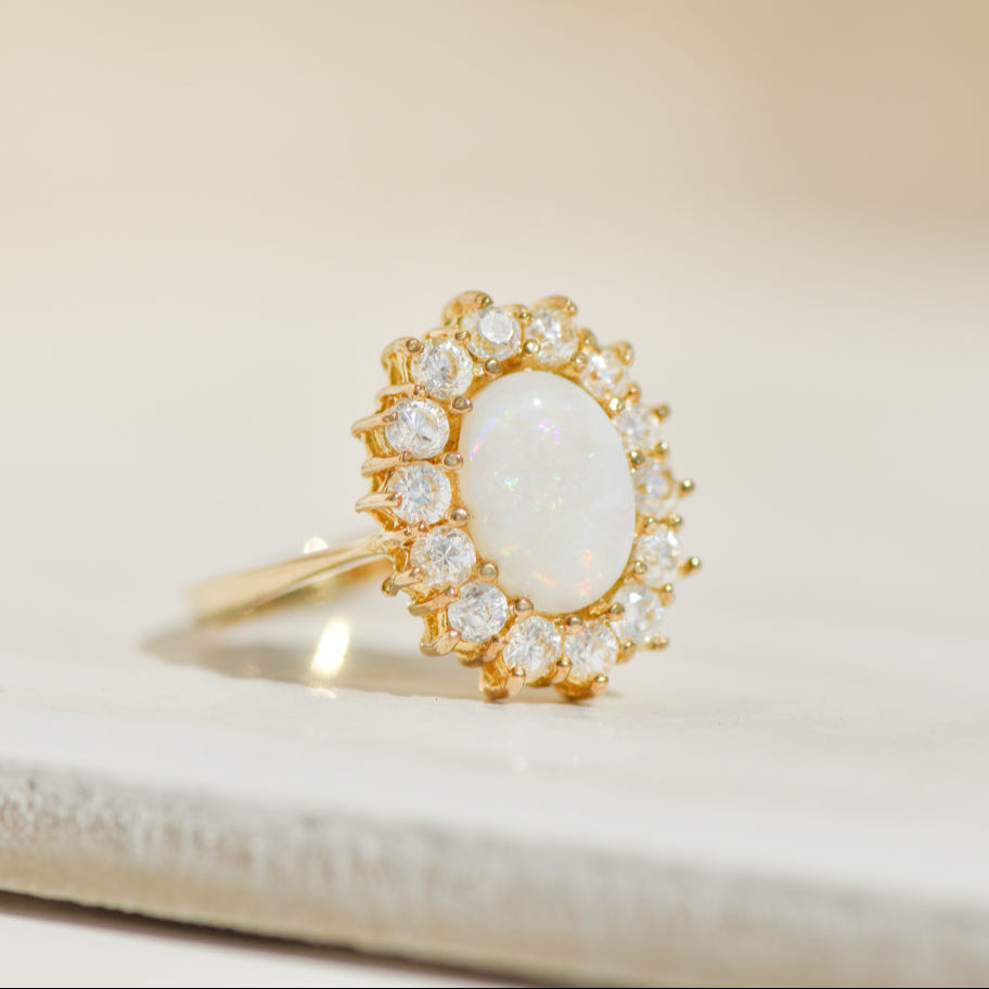 Entourage ring made of yellow gold with opal – play of colours with character