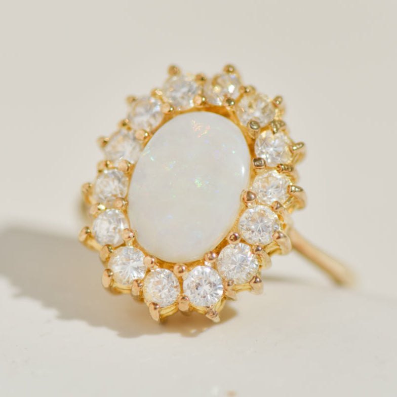 Entourage ring made of yellow gold with opal – play of colours with character
