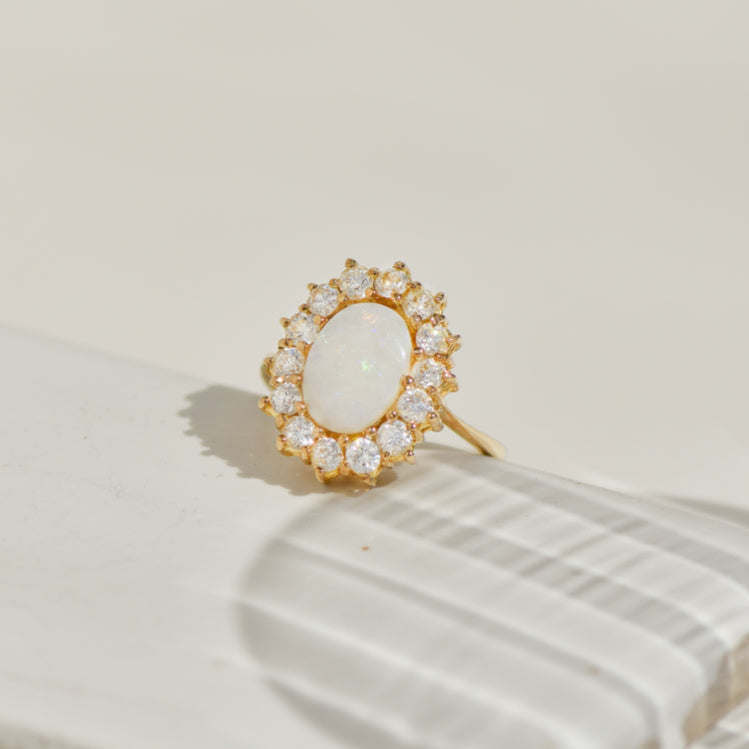 Entourage ring made of yellow gold with opal – play of colours with character