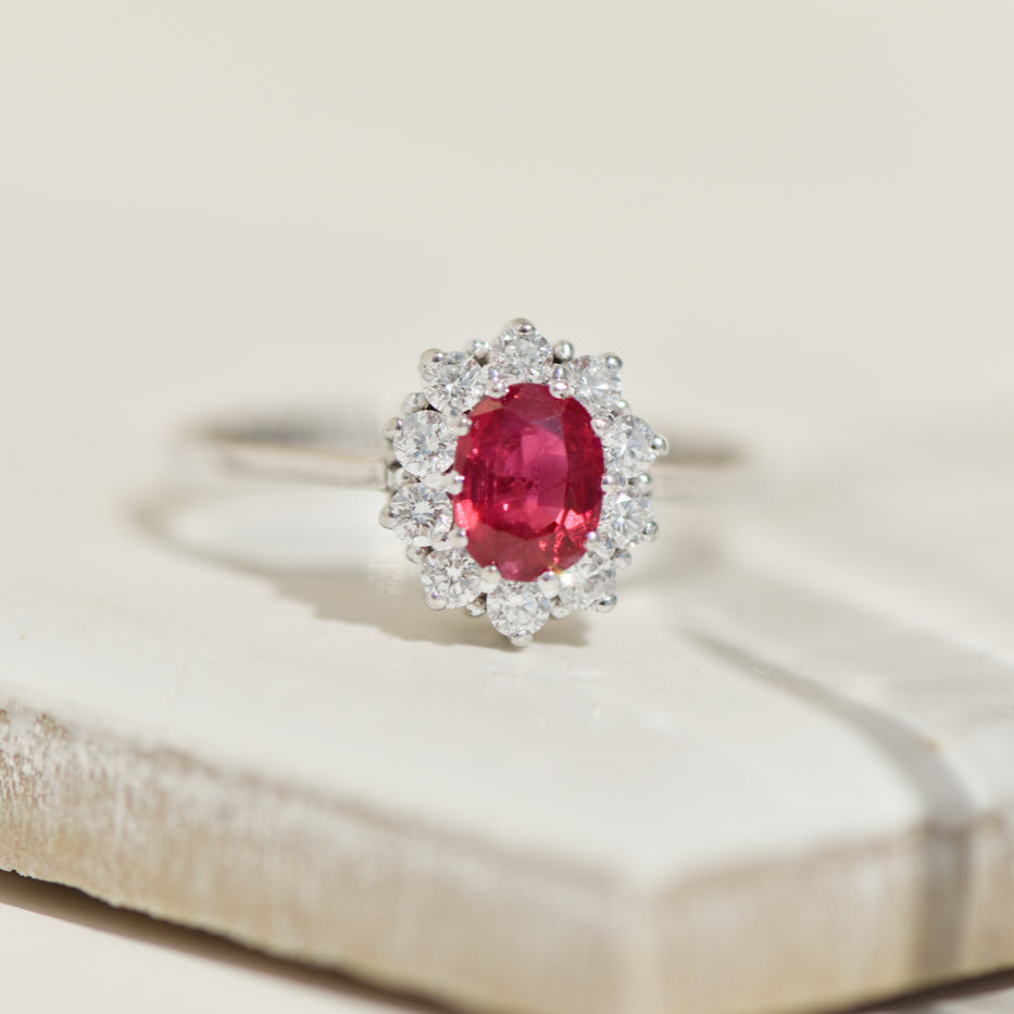 Ring made of 14K yellow gold with diamond solitaire and pavé setting – finely set, elegantly finished
