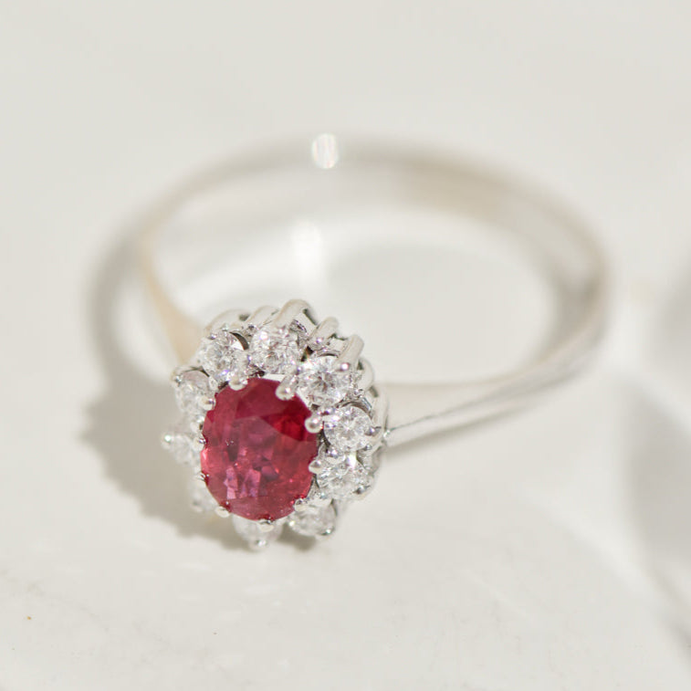 Ring made of 14K yellow gold with diamond solitaire and pavé setting – finely set, elegantly finished