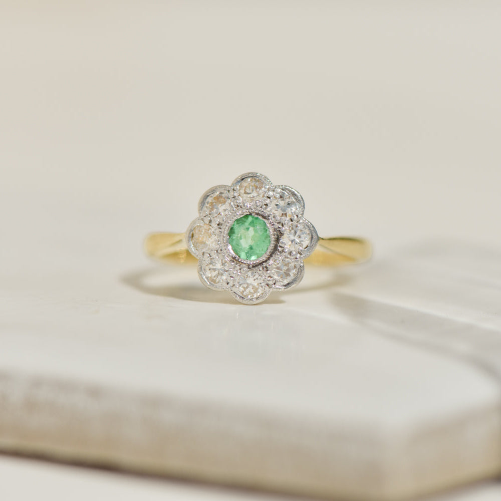 Ring made of 14K yellow gold with diamond solitaire and pavé setting – finely set, elegantly finished