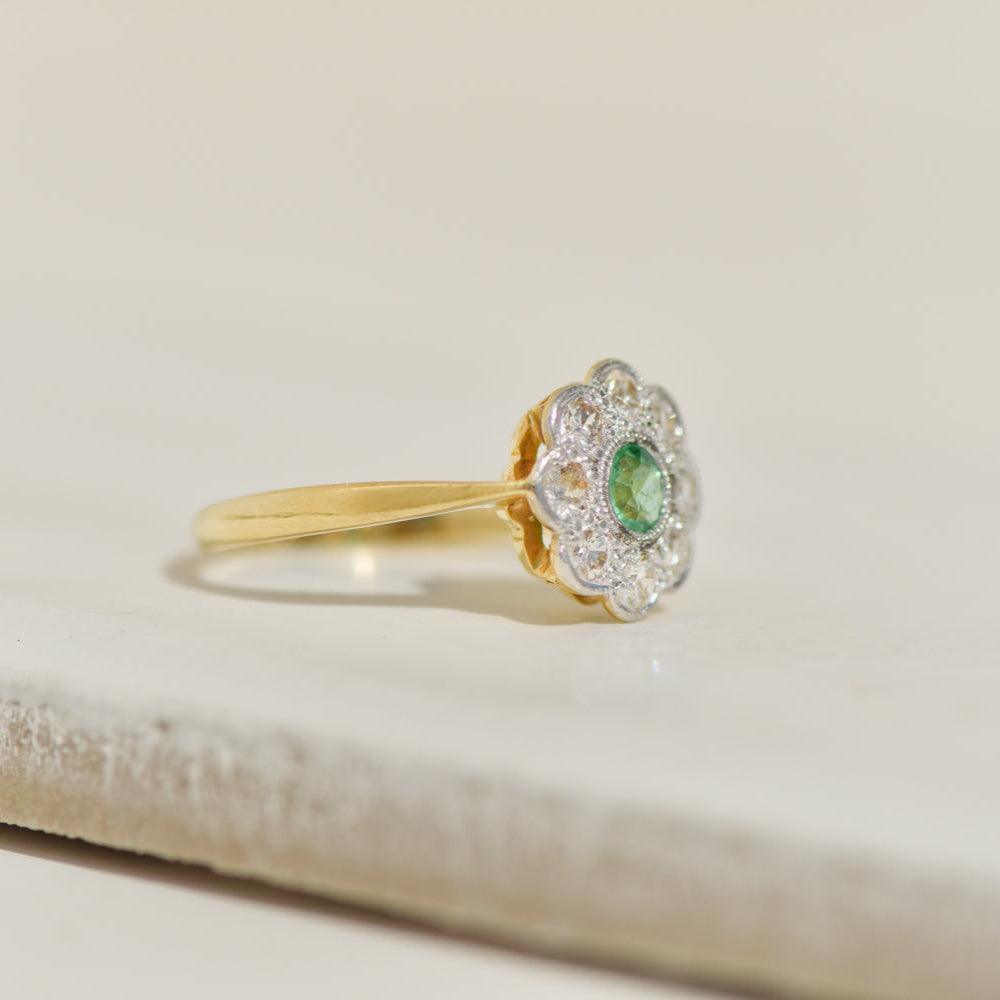 Ring made of 14K yellow gold with diamond solitaire and pavé setting – finely set, elegantly finished