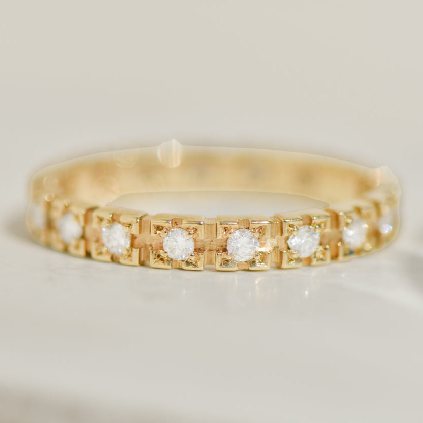 Vintage full memory ring in 14K yellow gold with 17 diamonds – a circle of light