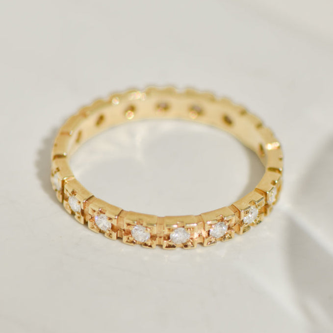 Vintage full memory ring in 14K yellow gold with 17 diamonds – a circle of light