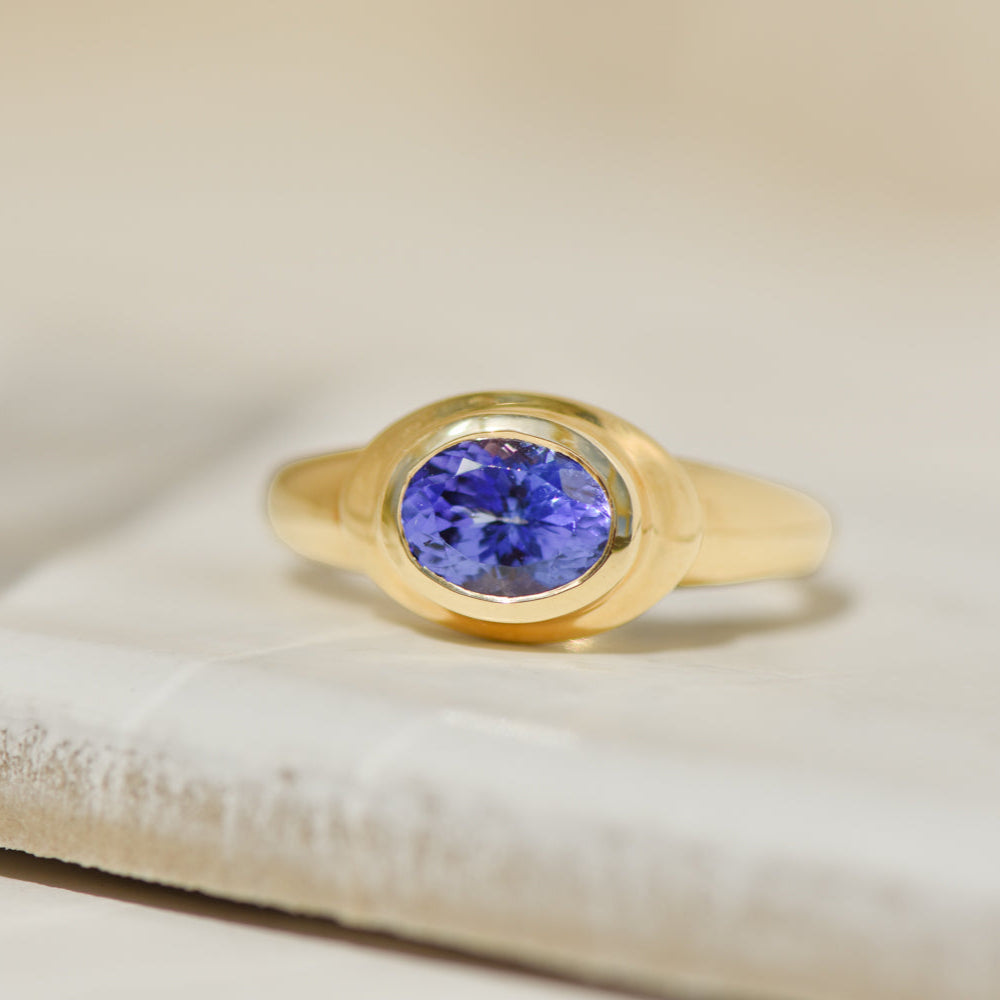 Ring aus 18 Karat Gelbgold mit Tansanit im Ovalschliff